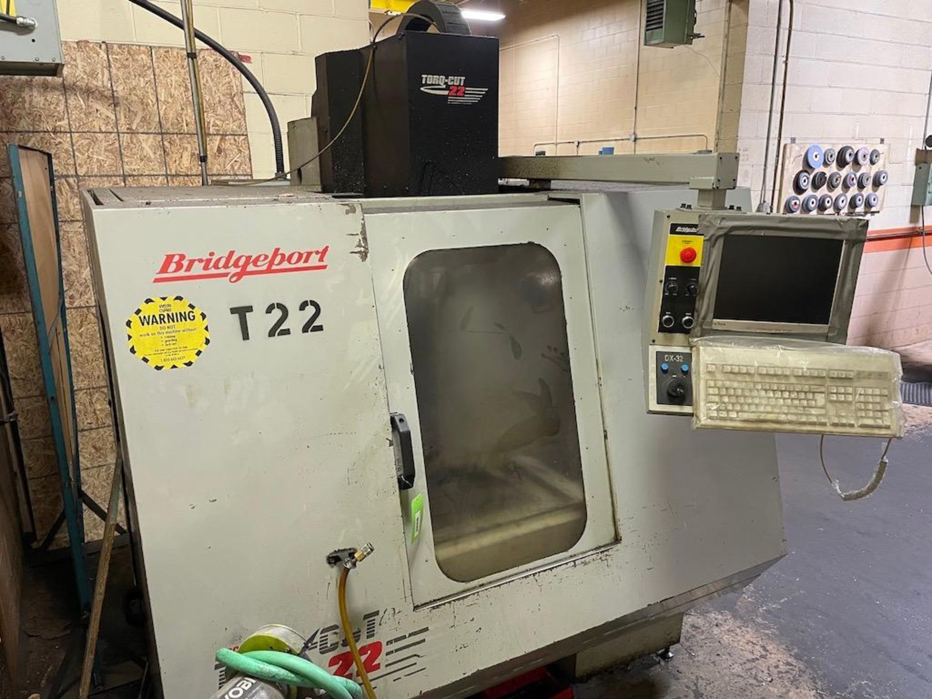 BRIDGEPORT DISCOVERY TORQ CUT 22 CNC VERTICAL MACHINING CENTER, TRAVELS: X 22", Y 16", Z 20", 48" X - Image 2 of 6