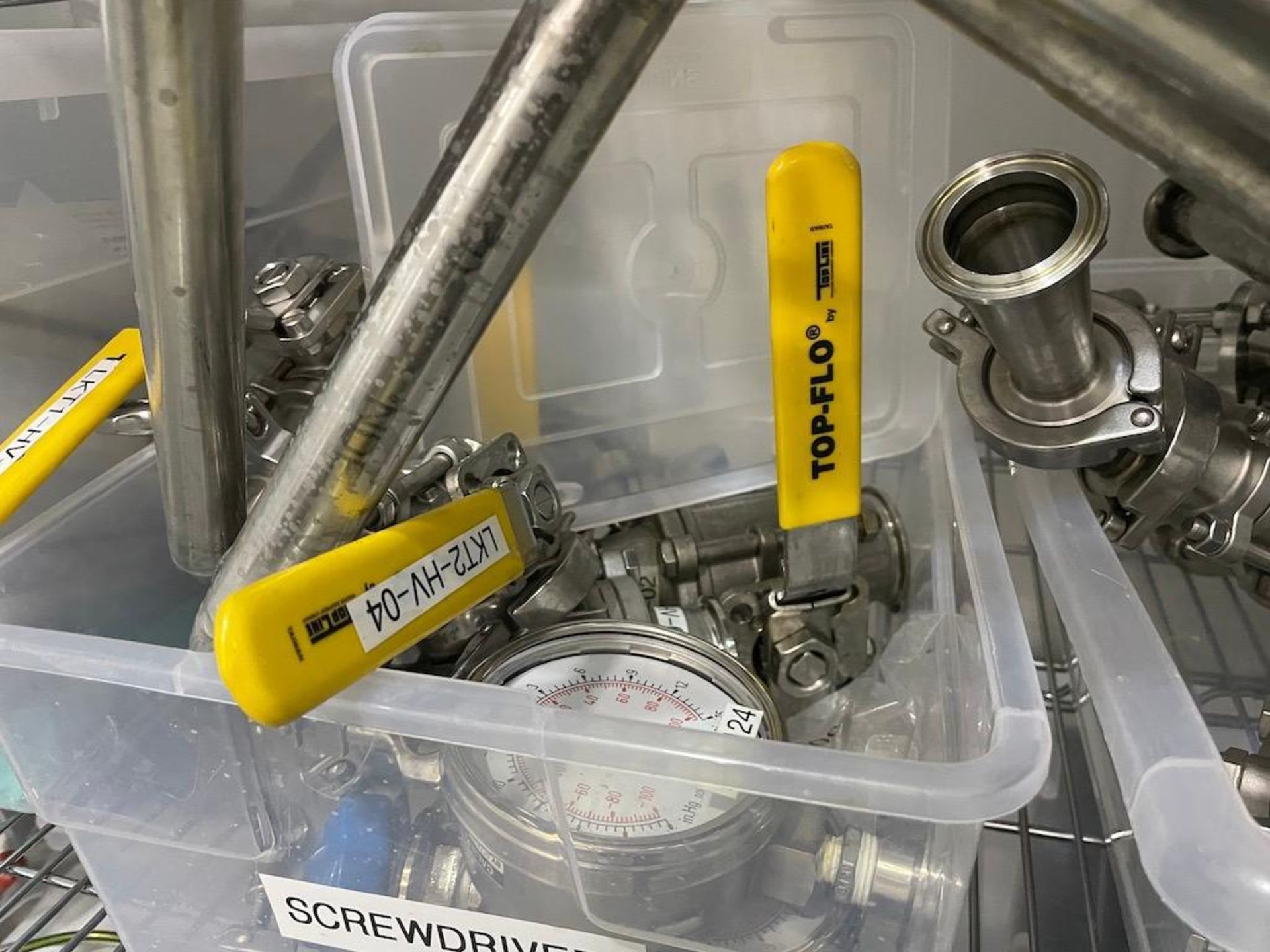 5 SHELF RACK INCLUDING CONTENTS: TOOLS, TOPFLO VALVES, MANUAL BOTTLE FILLER, PUMP HEADS, 2 SS SCOT P - Image 5 of 27