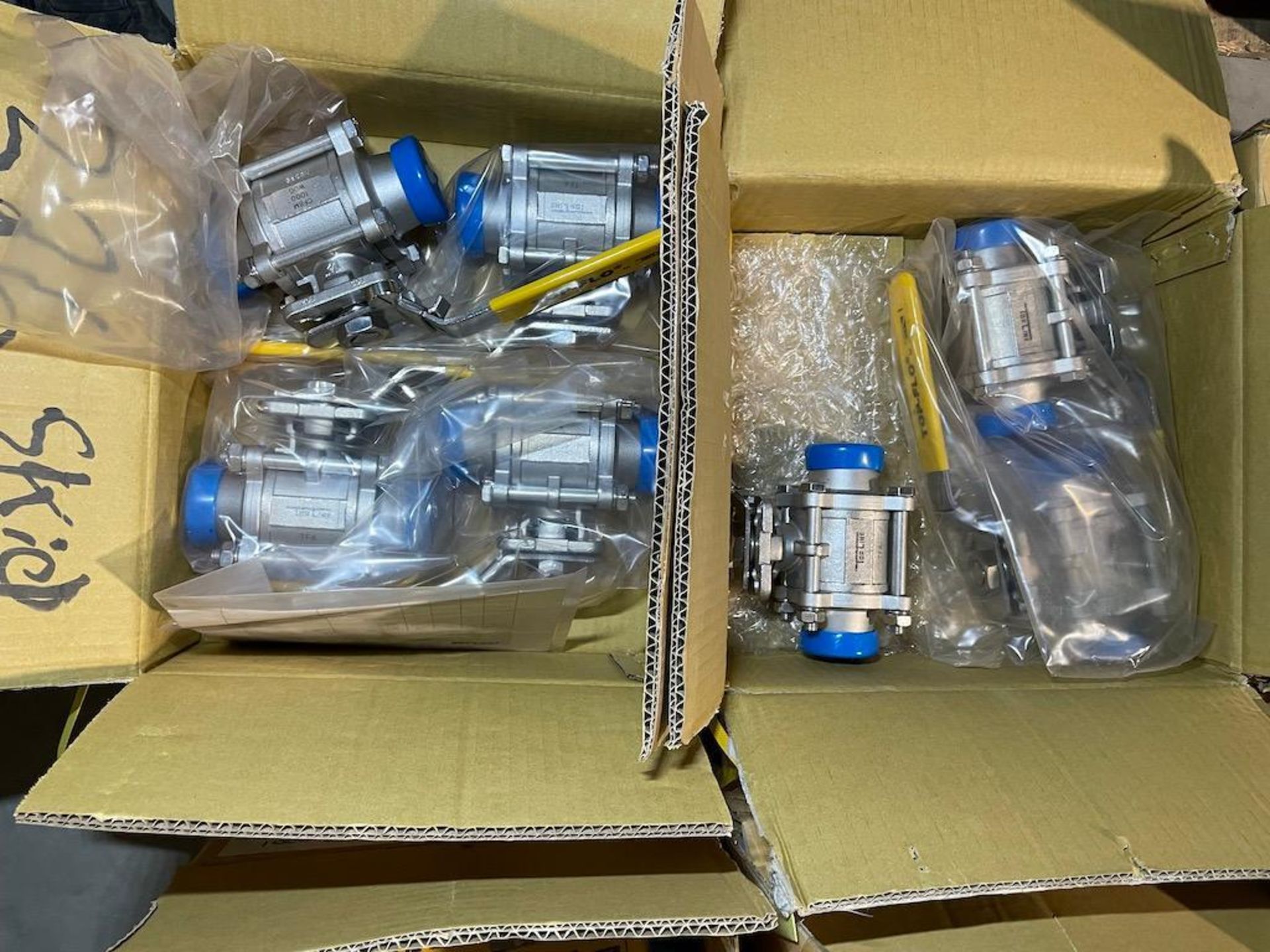 2 SKIDS W APPROX: (5) TOP LINE TF4 2.5 IN CF8M 800 WOG VALVES, (19) TOP LINE TF4 2 IN CF8M 1000 WOG - Image 12 of 15