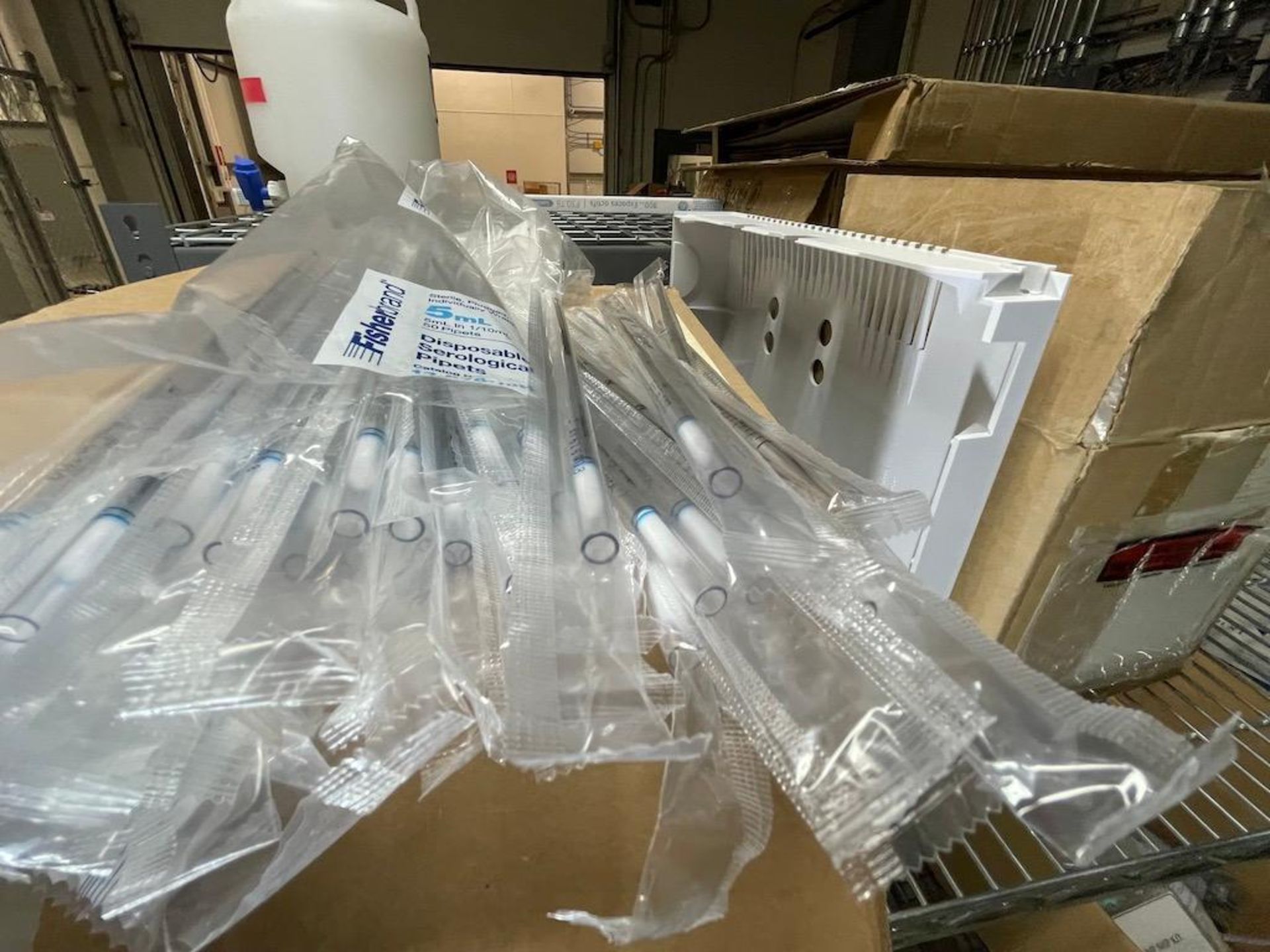 LOT 4 SHELF WIRE FRAME RACK W LARGE BOX OF AGILENT LAB GC PRODUCTS, AUTOSAMPLER SYRINGES, KINETEX LC - Image 22 of 22
