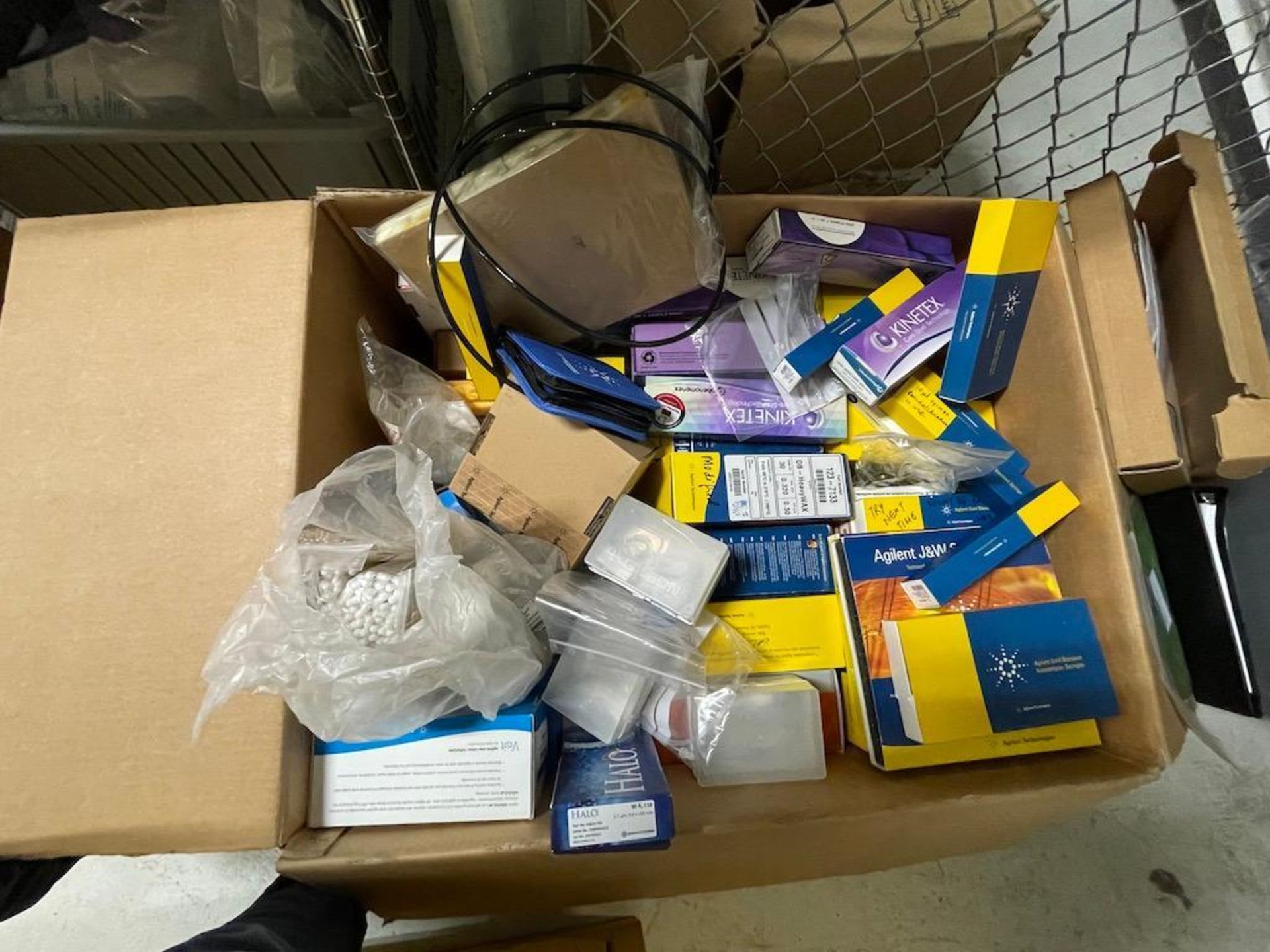 LOT 4 SHELF WIRE FRAME RACK W LARGE BOX OF AGILENT LAB GC PRODUCTS, AUTOSAMPLER SYRINGES, KINETEX LC - Image 3 of 22