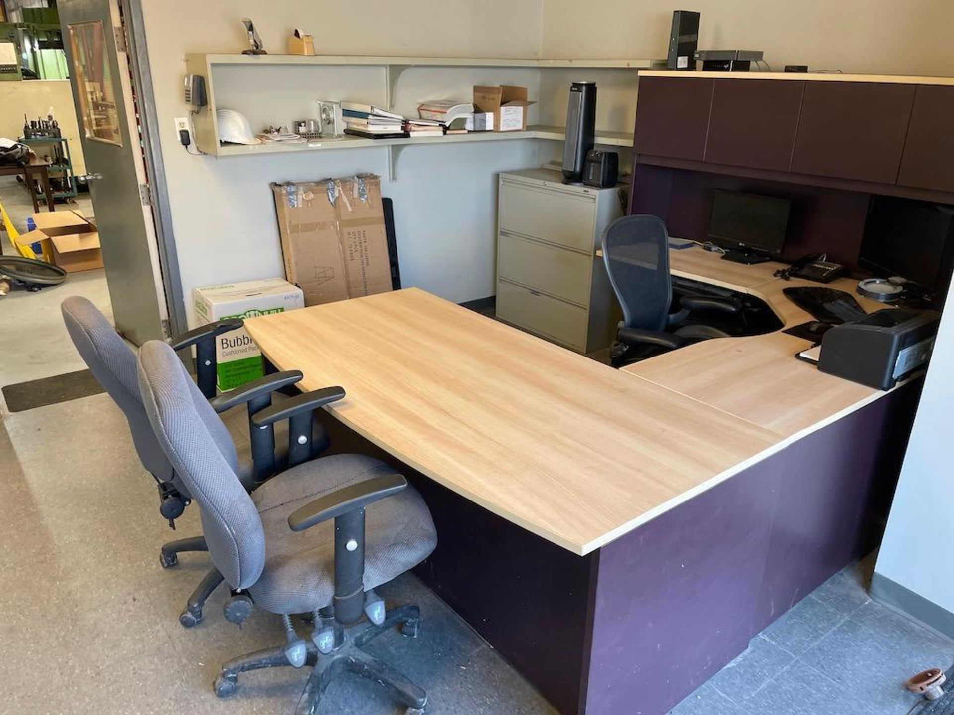 OFFICE W U SHAPED DESK APPROX 104 X 72 IN TOTAL, HUTCH, HERMAN MILLER AERON CHAIR, 2 OFFICE ARM CHAI - Image 4 of 8