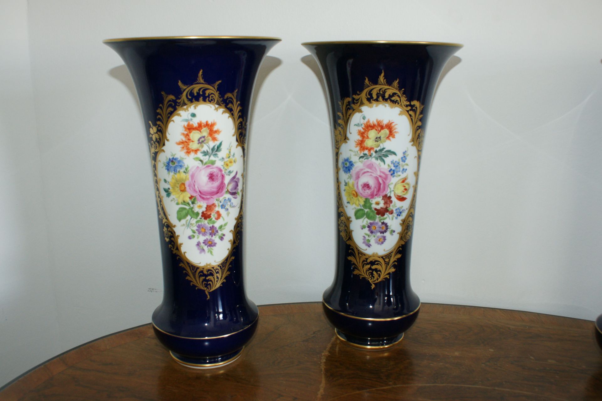 Meissen kobaltblaue Vasenpaar mit Blumenbukett
