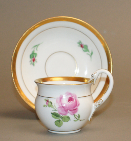 Zwei Meissen Schlangenhenkeltasse mit Untertasse mit roter Rose - Image 3 of 5