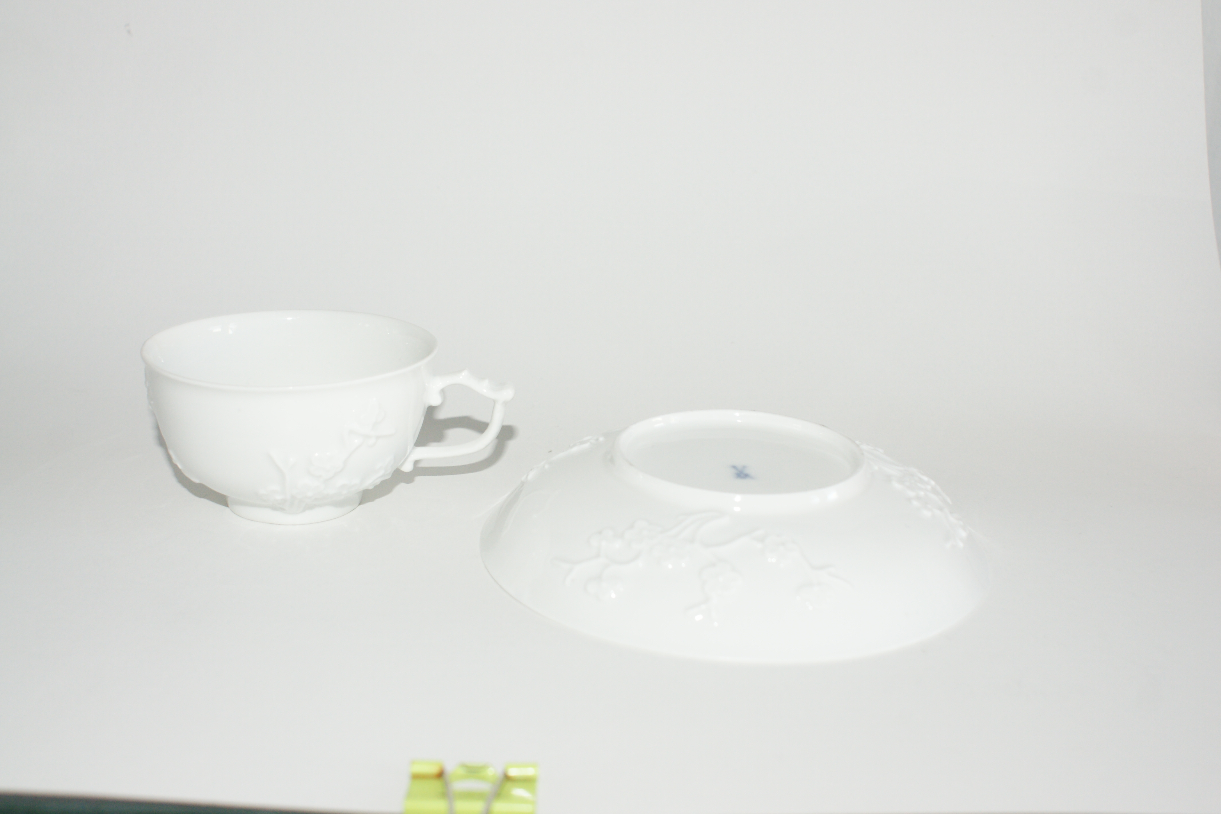 Meissen Tasse mit Untertasse mit Relief Dekor