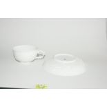 Meissen Tasse mit Untertasse mit Relief Dekor