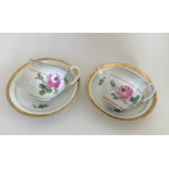 Zwei Meissen Schlangenhenkeltasse mit Untertasse mit roter Rose