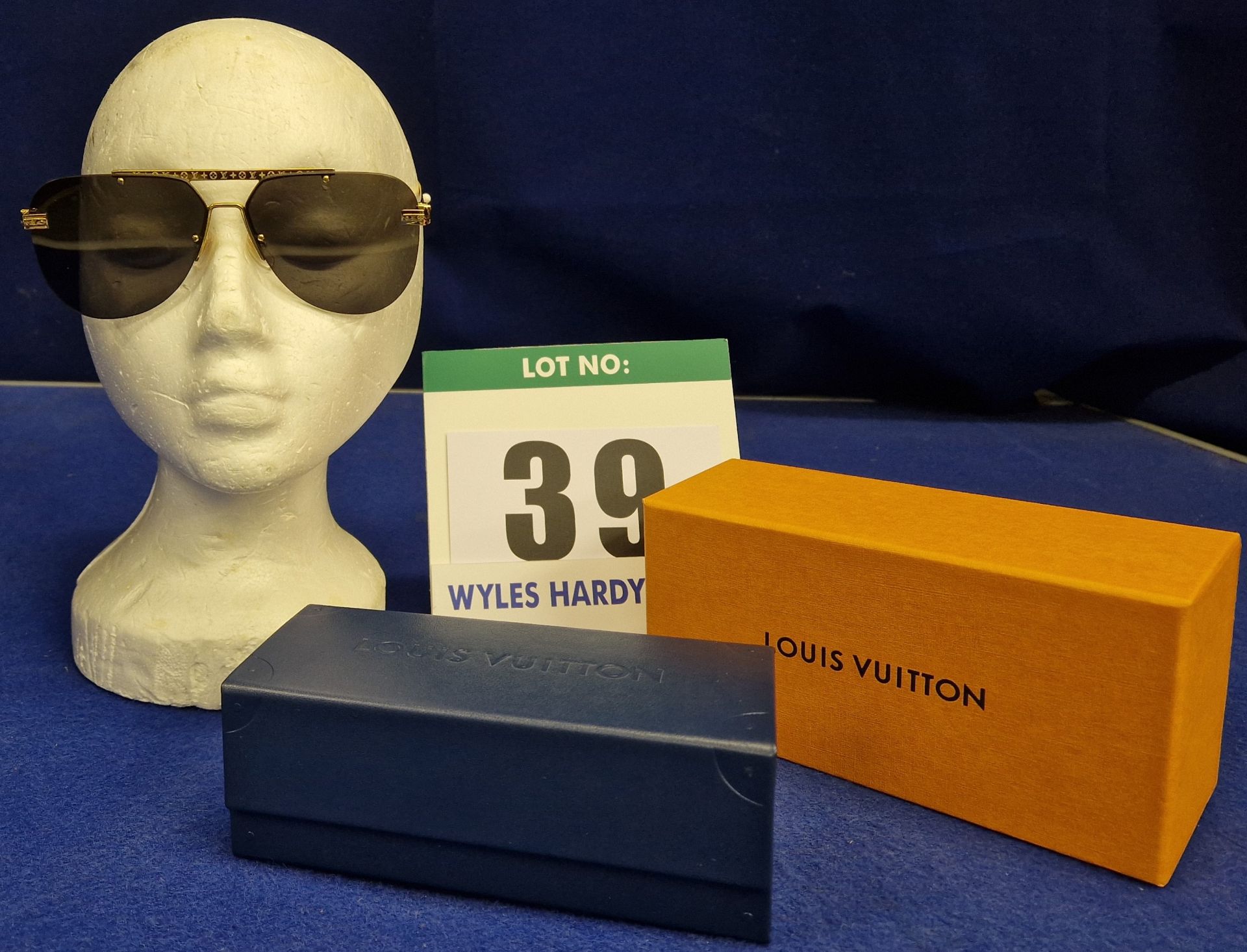 A Pair of LOUIS VUITTON Ash Sunglasses with Rimless Structure Frame, Square Pilot Shape Black