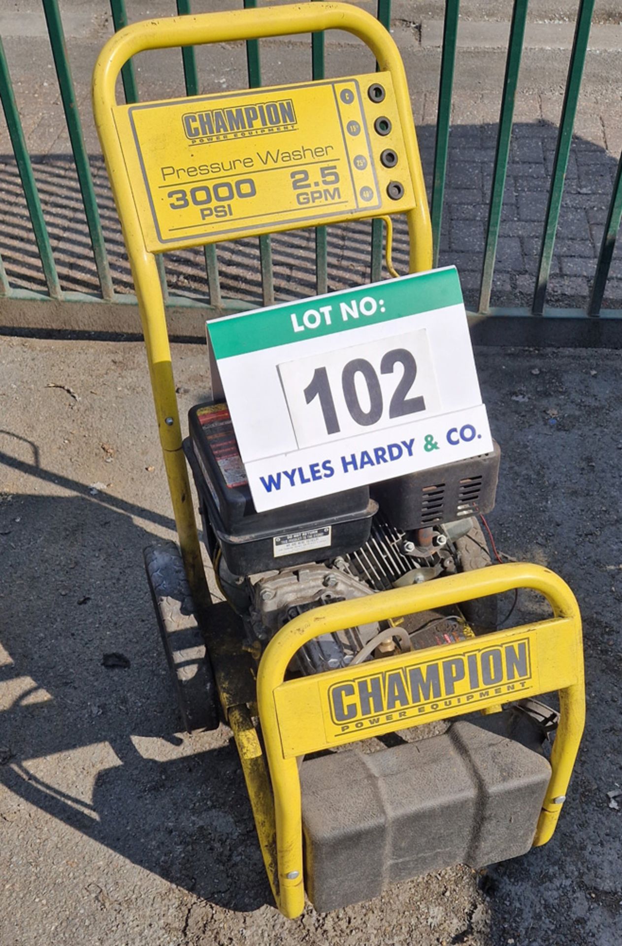 A CHAMPION 3000psi/2.5 GPM Mobile Petrol Powered Pressure Washing Machine (NOTE: for Spares/Repair)