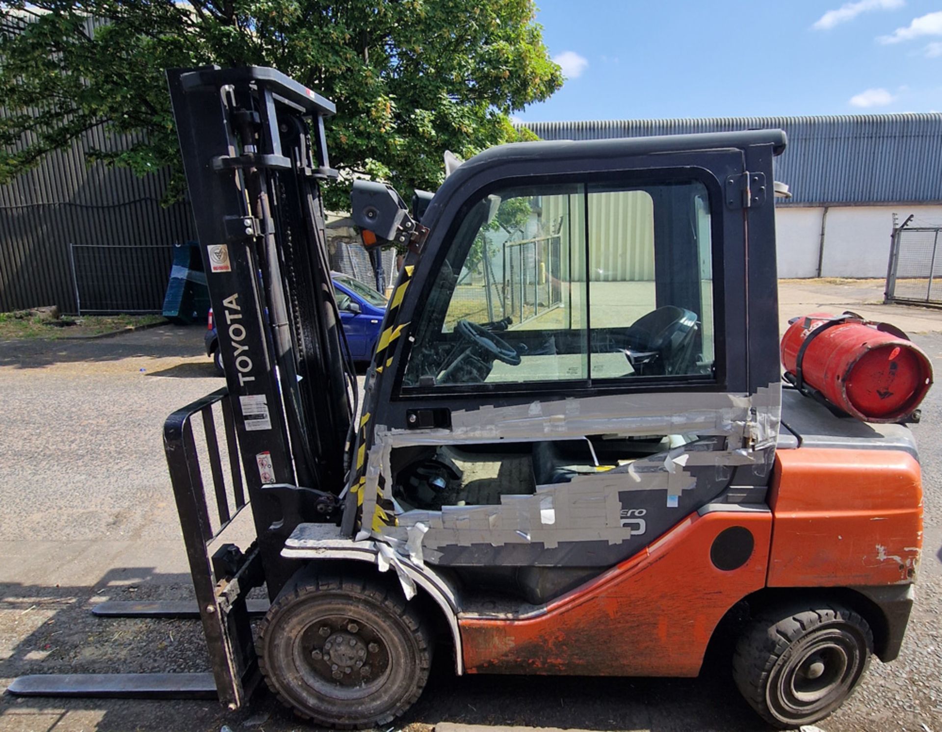 A TOYOTA Tonero 30 3000Kg capacity LPG Powered Ride-On Counter-Balance Forklift Truck, Serial No. - Image 2 of 5