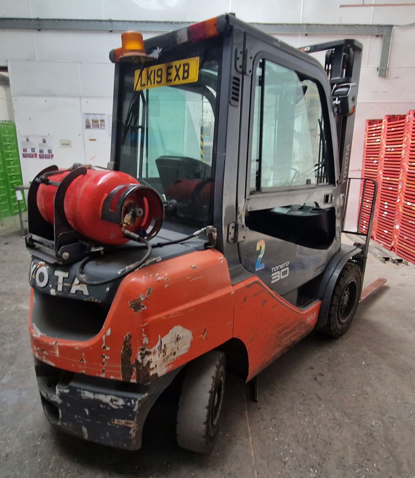 A TOYOTA Tonero 30 3000Kg capacity LPG Powered Ride-On Counter-Balance Forklift Truck, Serial No. - Image 4 of 6