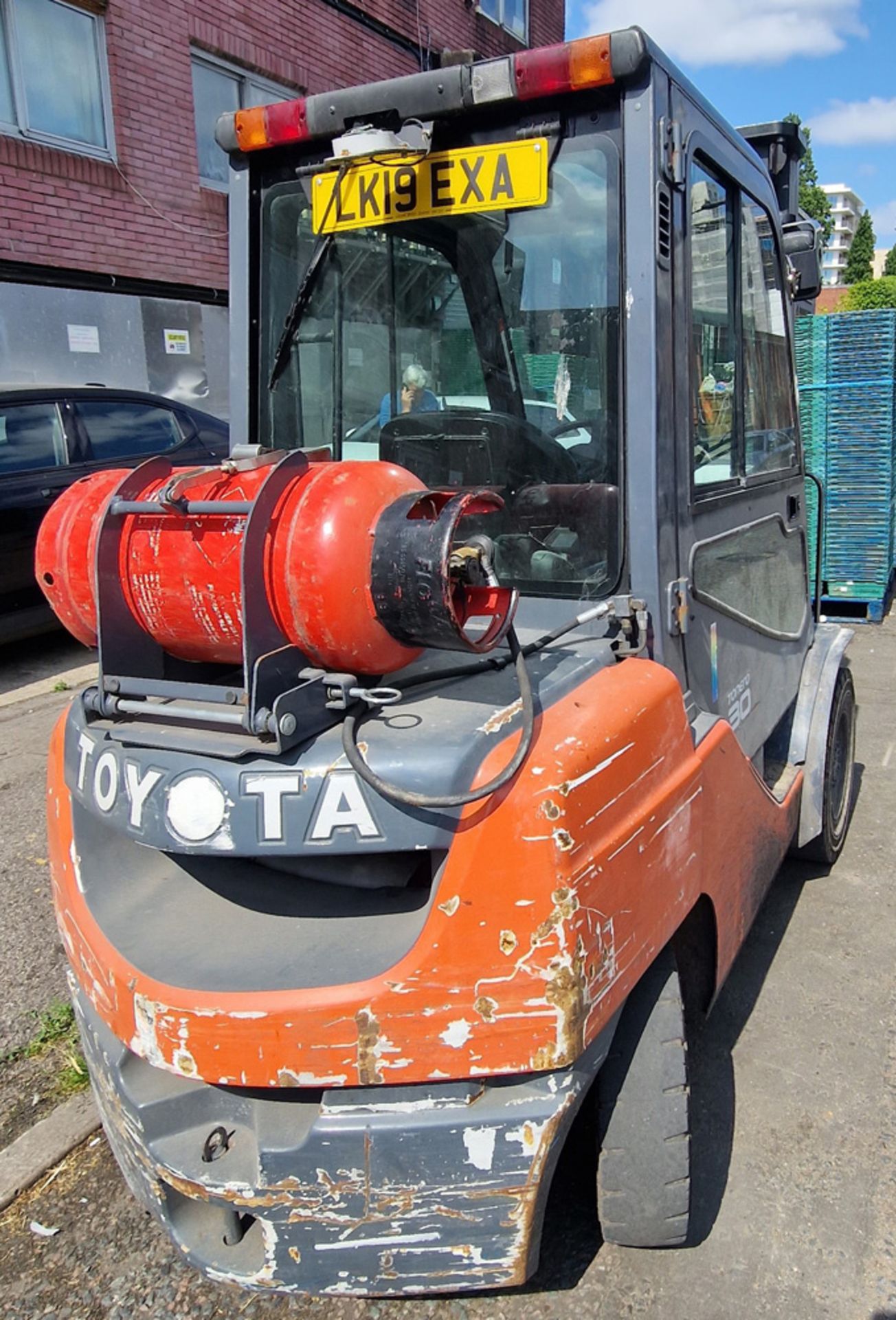 A TOYOTA Tonero 30 3000Kg capacity LPG Powered Ride-On Counter-Balance Forklift Truck, Serial No. - Image 3 of 5