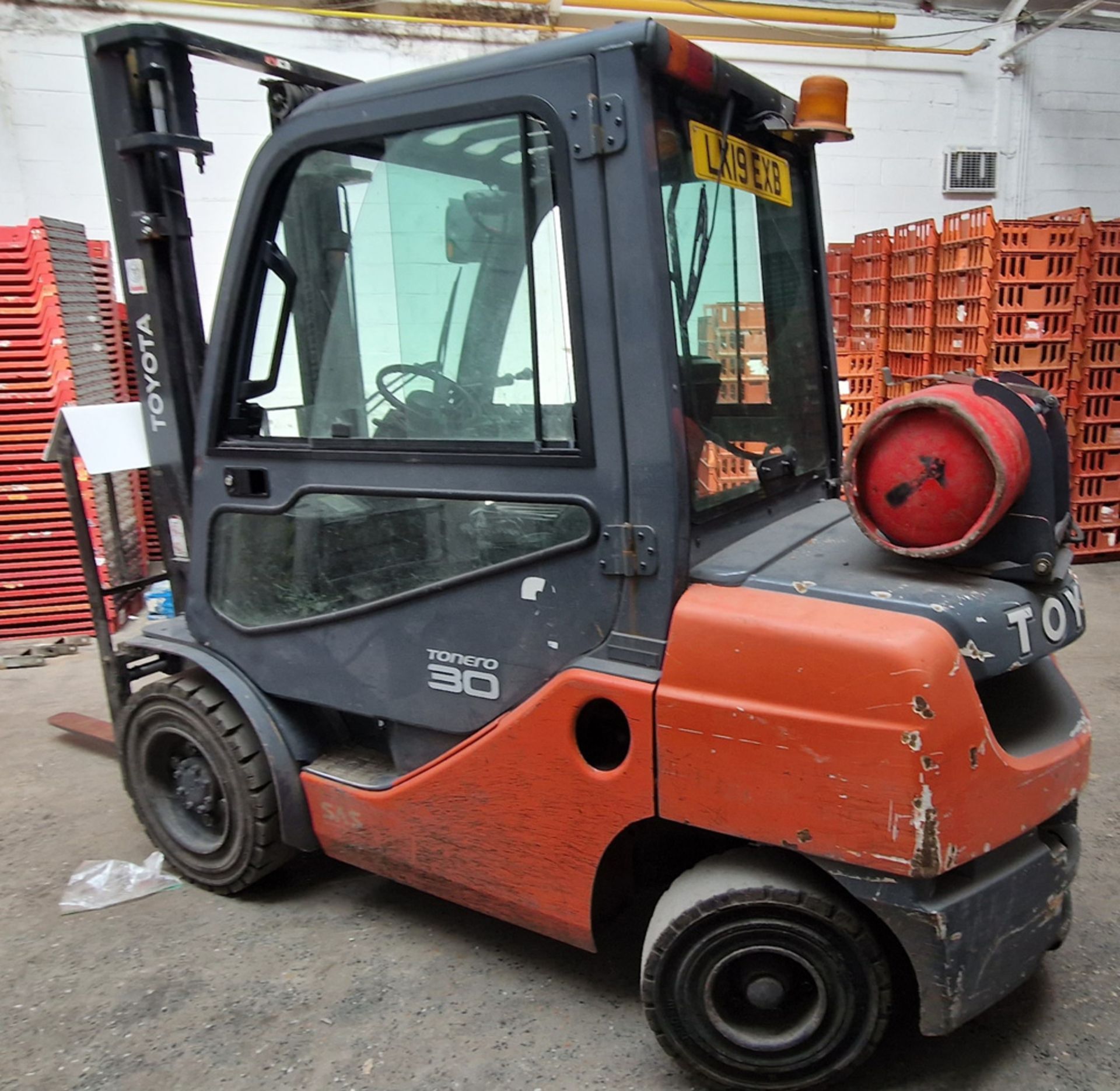 A TOYOTA Tonero 30 3000Kg capacity LPG Powered Ride-On Counter-Balance Forklift Truck, Serial No. - Image 3 of 6