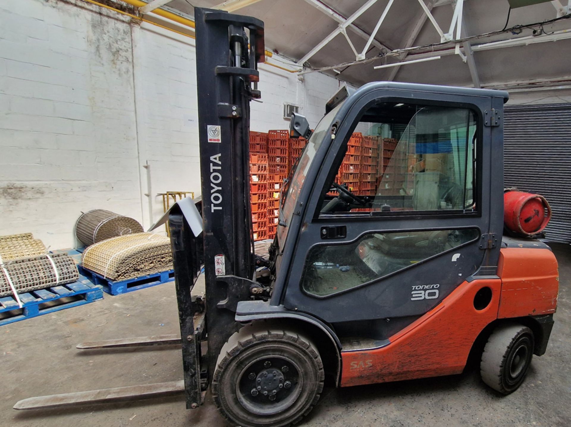 A TOYOTA Tonero 30 3000Kg capacity LPG Powered Ride-On Counter-Balance Forklift Truck, Serial No. - Image 2 of 6