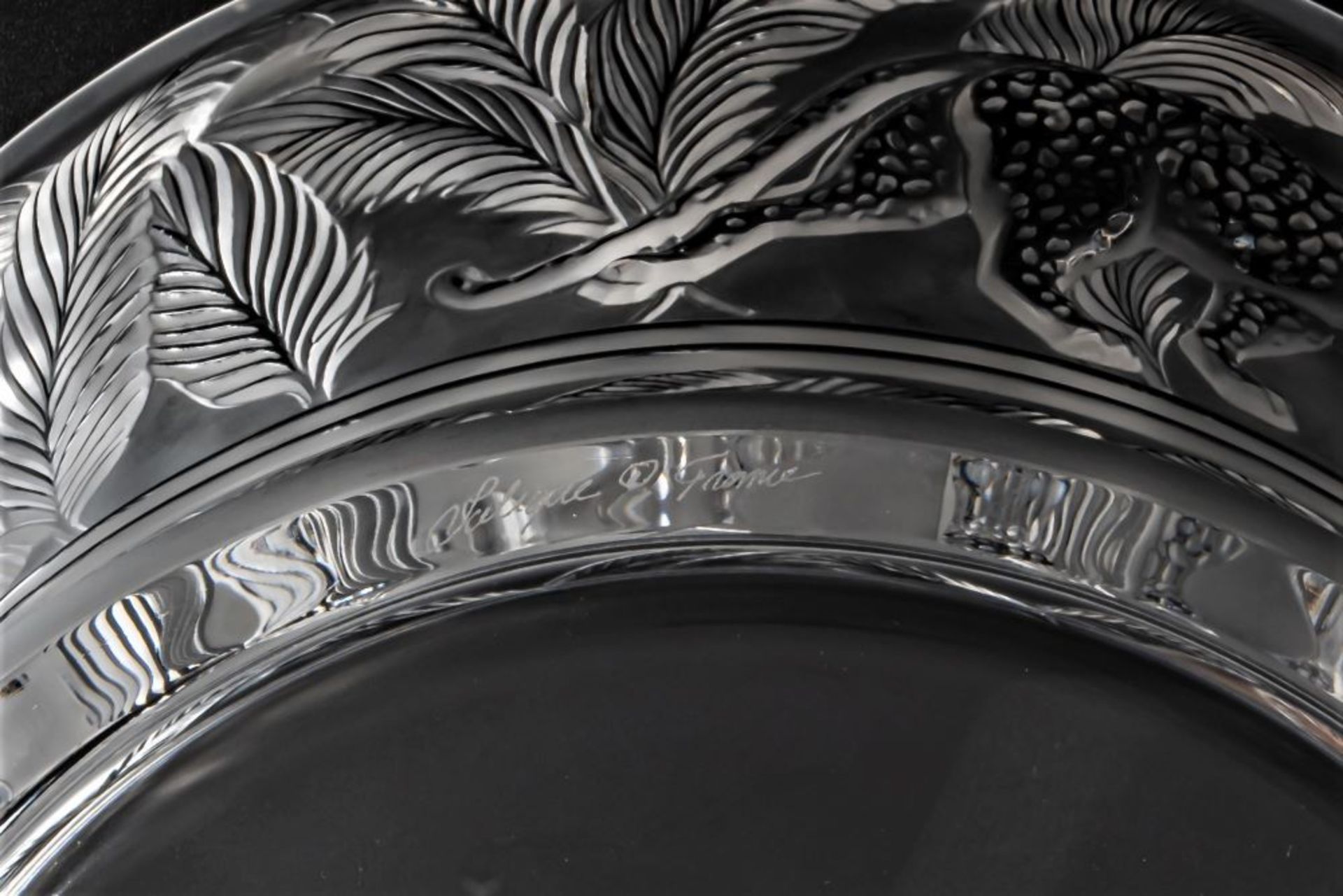 A LALIQUE Jungle Bowl in Clear Satin-Finished Crystal depicting the density of a Tropical Rainforest - Bild 3 aus 4