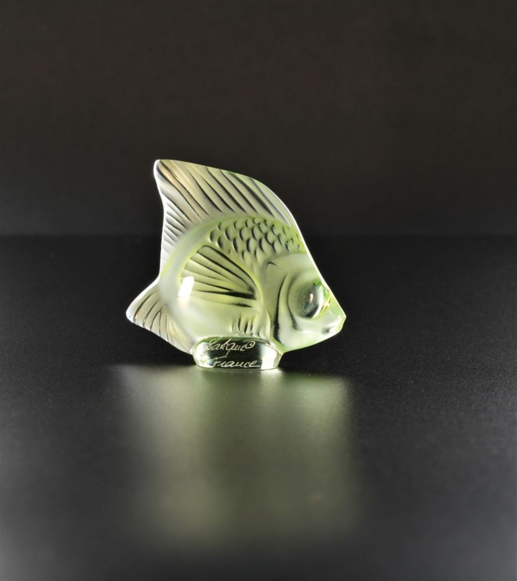 A LALIQUE Extra Small Fish Figure in Green Crystal from the Original 1912 Design by Rene Lalique. - Bild 2 aus 2