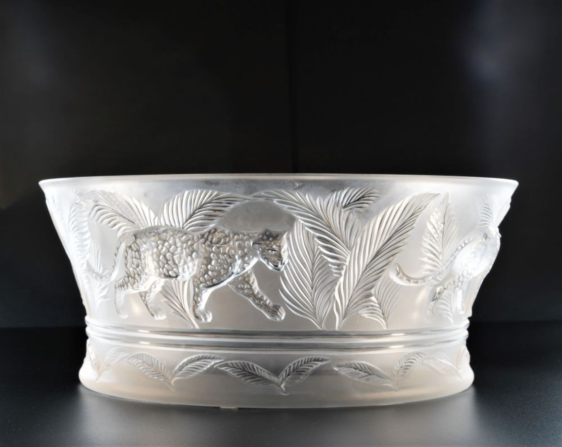 A LALIQUE Jungle Bowl in Clear Satin-Finished Crystal depicting the density of a Tropical Rainforest - Bild 2 aus 4