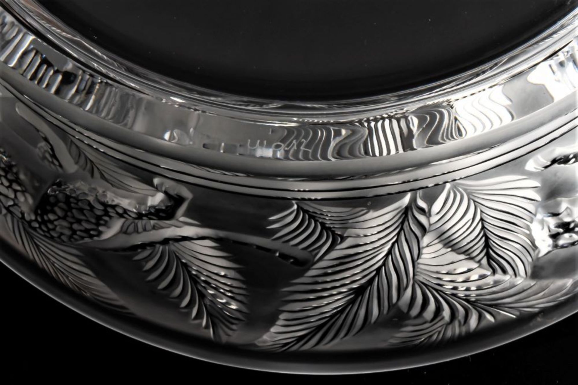 A LALIQUE Jungle Bowl in Clear Satin-Finished Crystal depicting the density of a Tropical Rainforest - Bild 4 aus 4