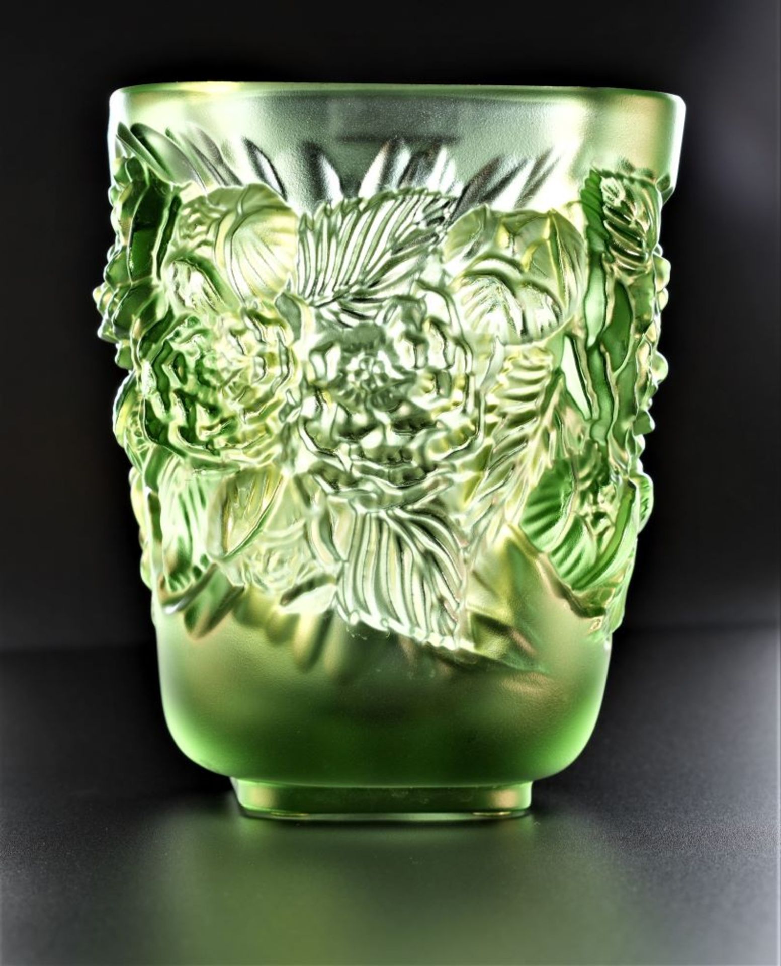 A LALIQUE Pivoines Small Vase in Green Crystal Depicting Peony Flowers Product Code: 10708800. - Bild 2 aus 3