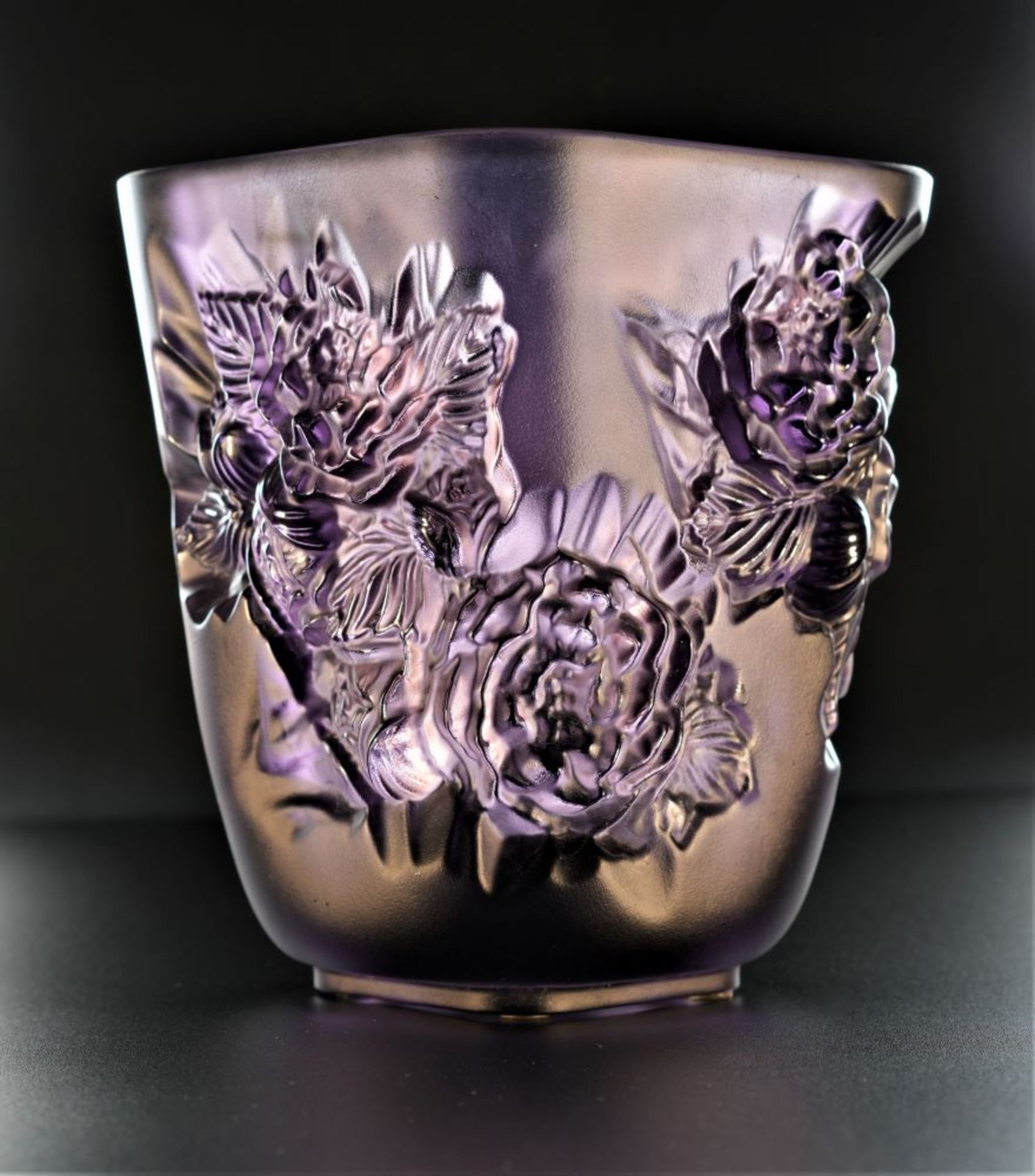 A LALIQUE Pivoines Small Vase in Purple Crystal depicting Peony Flowers. Product Code: 10708600. H - Image 2 of 3