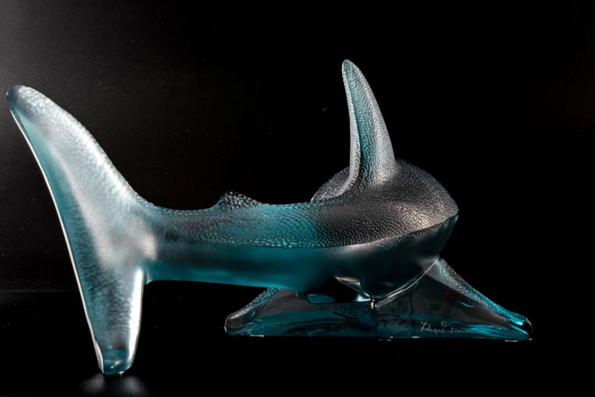 A LALIQUE Large Shark Sculpture in Persepolis Blue Crystal. Product Code: 10673200. Hand Etched ' - Image 4 of 5