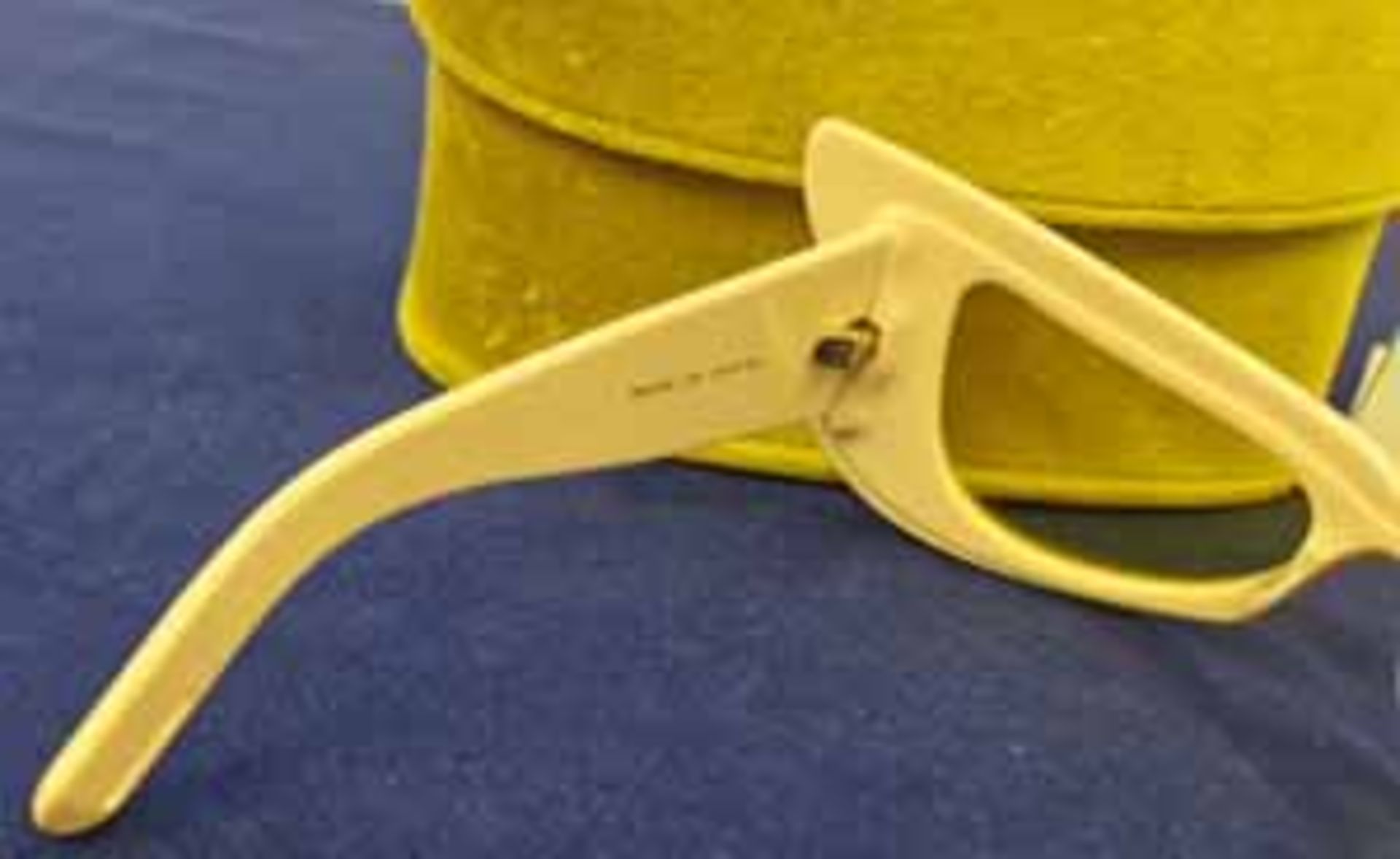 A Pair of GUCCI Ladies 'Hollywood Forever' Butterfly Wing Mask Sunglasses in Ivory Acetate with - Image 2 of 4