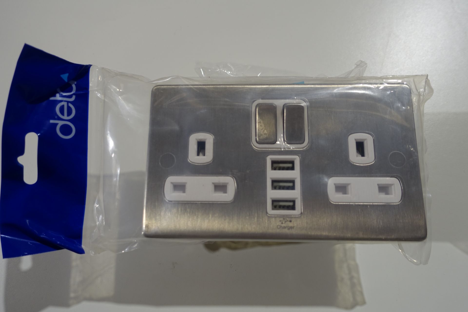 10 X DETA 8574SSW 13 Amp 2 Gang Switched Sockets with 2 X 1.0 A USB Sockets + 1 x 3.0 A USB Socket