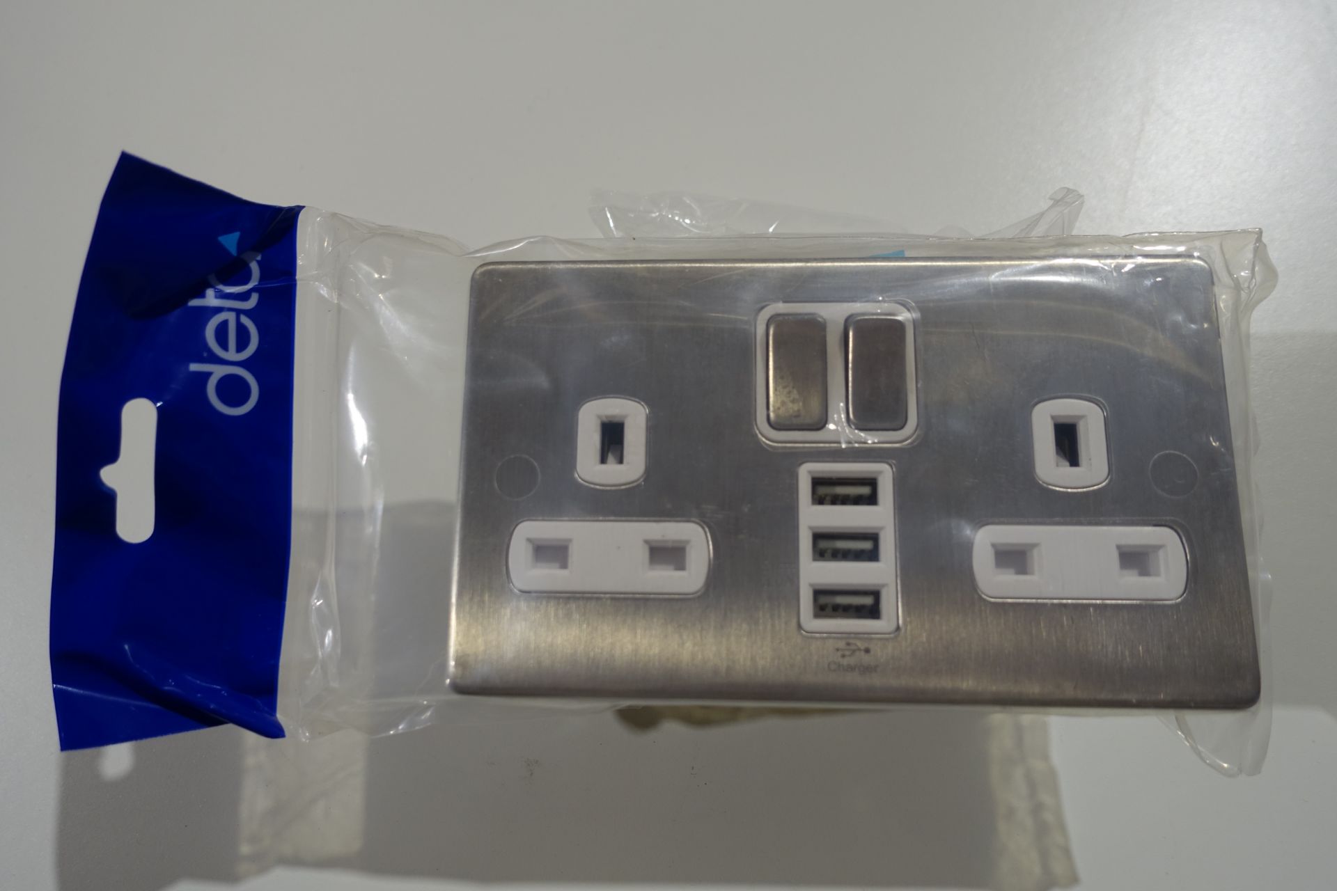 10 X DETA 8574SSW 13 Amp 2 Gang Switched Sockets with 2 X 1.0 A USB Sockets + 1 x 3.0 A USB Socket