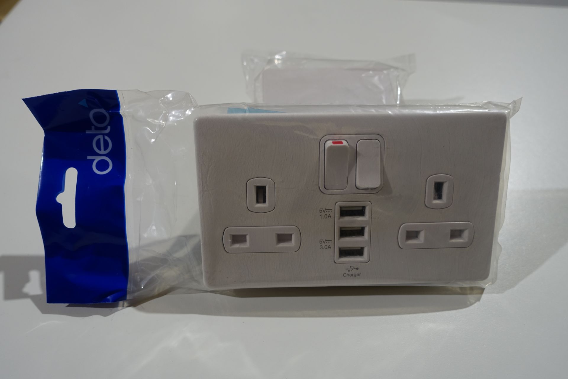 10 X DETA 8574WHW 13Amp 2 Gang Switched Sockets with 2 x 1.0 A USB Sockets + 1 x 3.0 A USB Socket