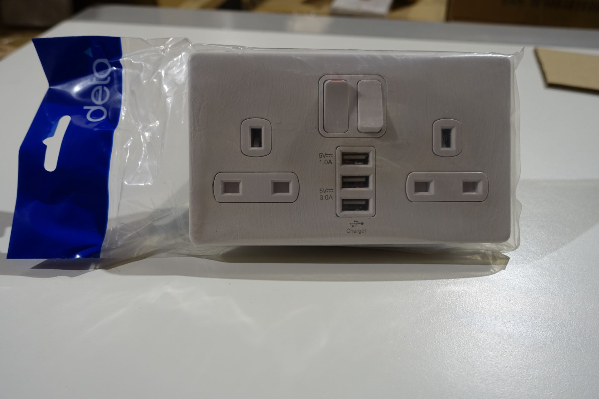 10 X DETA 8574WHW 13Amp 2 Gang Switched Sockets with 2 x 1.0 A USB Sockets + 1 x 3.0 A USB Socket