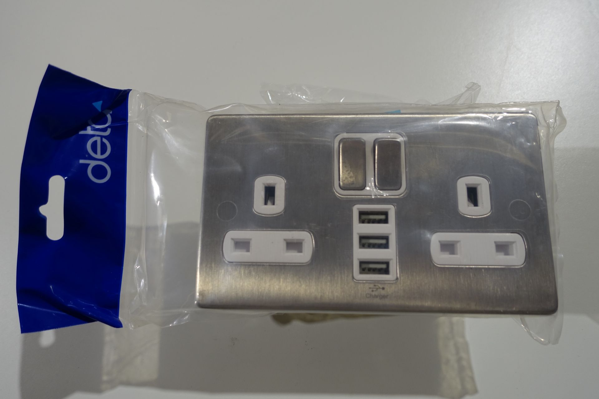 10 X DETA 8574SSW 13 Amp 2 Gang Switched Sockets with 2 X 1.0 A USB Sockets + 1 x 3.0 A USB Socket