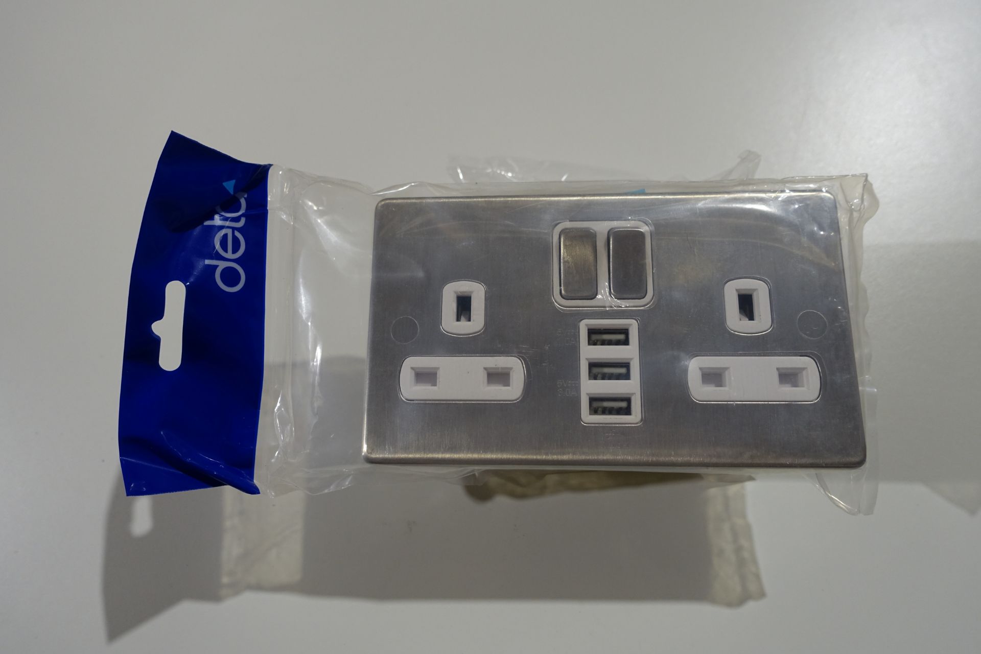 10 X DETA 8574SSW 13 Amp 2 Gang Switched Sockets with 2 X 1.0 A USB Sockets + 1 x 3.0 A USB Socket