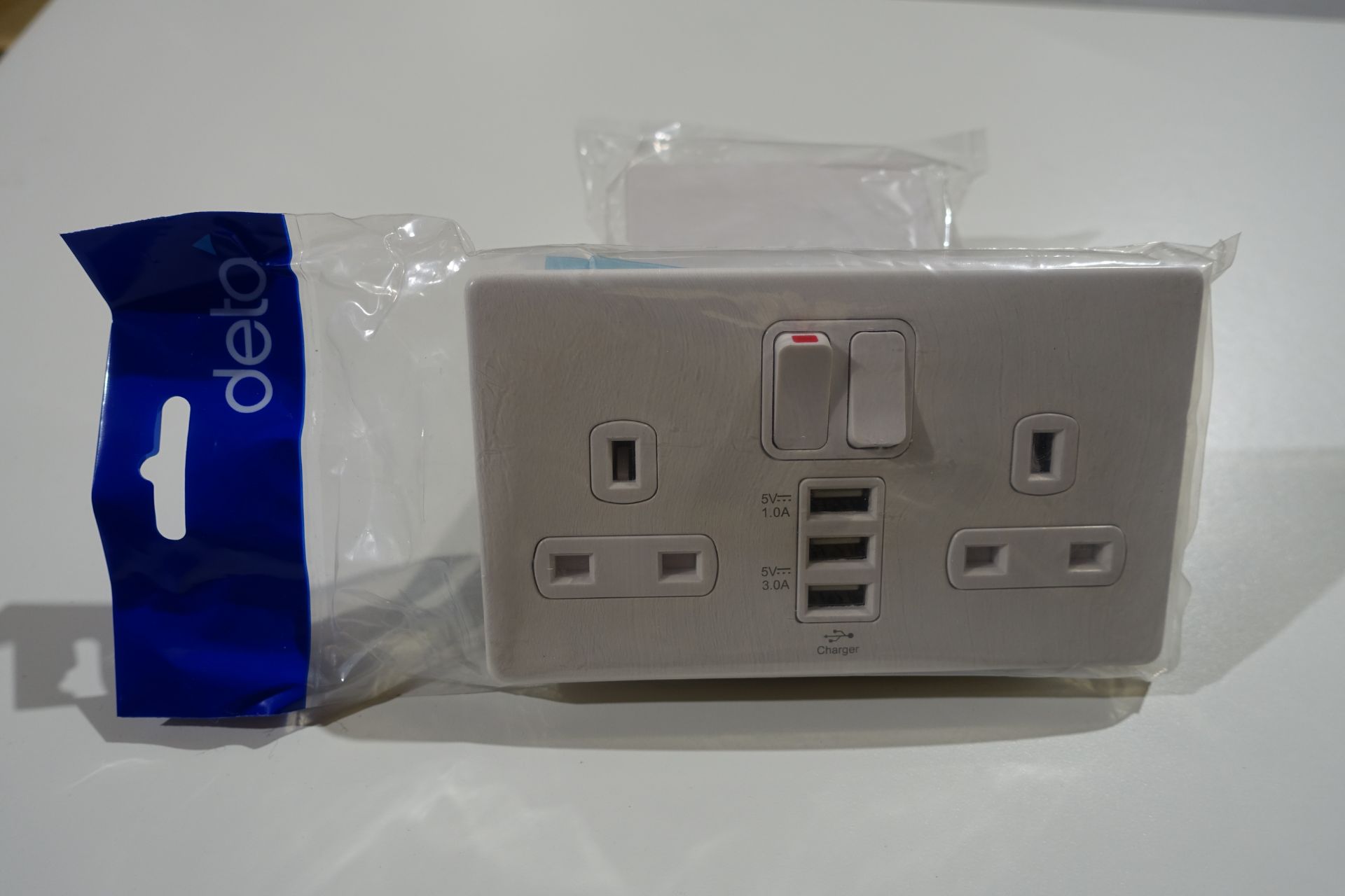 10 X DETA 8574WHW 13Amp 2 Gang Switched Sockets with 2 x 1.0 A USB Sockets + 1 x 3.0 A USB Socket