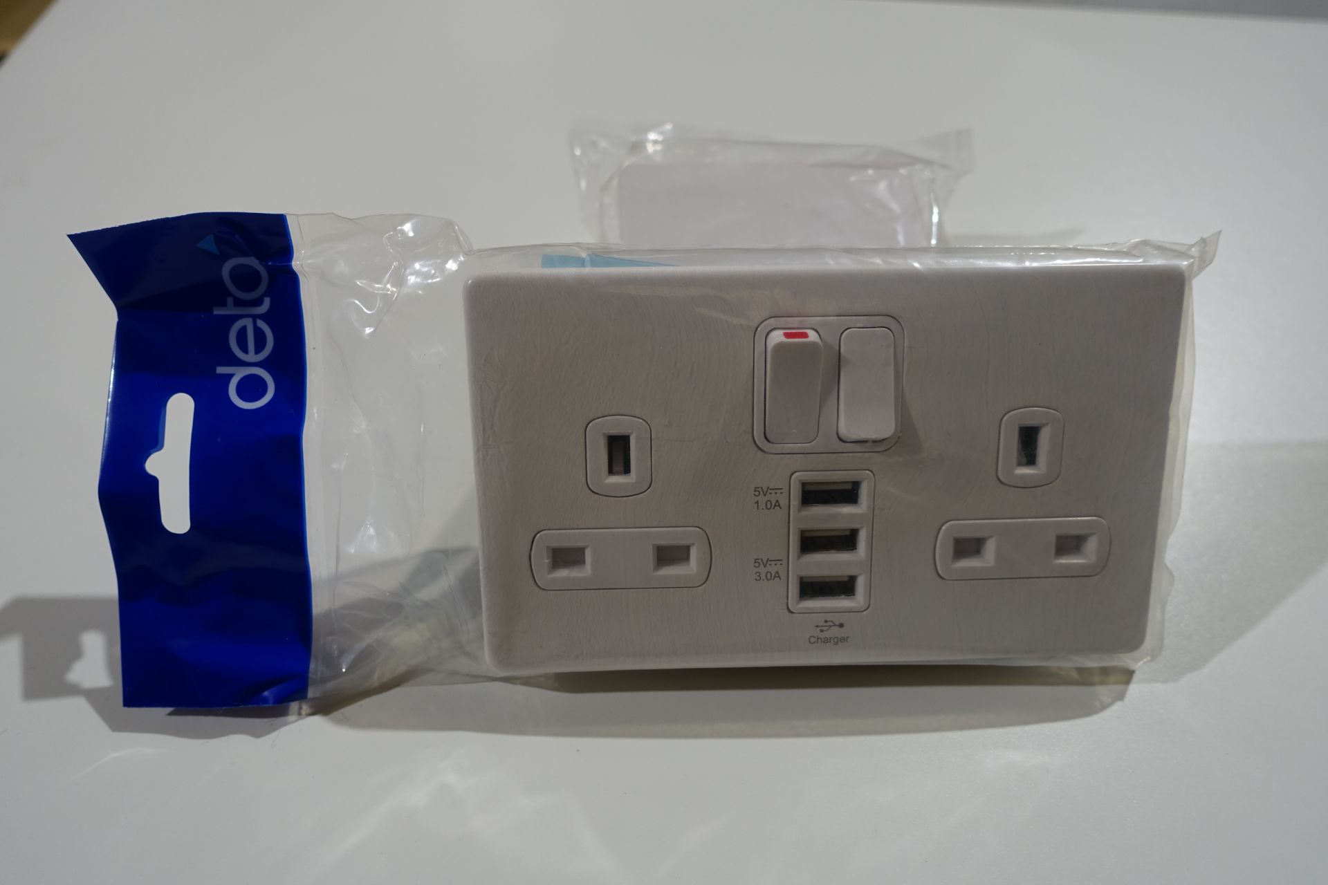 10 X DETA 8574WHW 13Amp 2 Gang Switched Sockets with 2 x 1.0 A USB Sockets + 1 x 3.0 A USB Socket