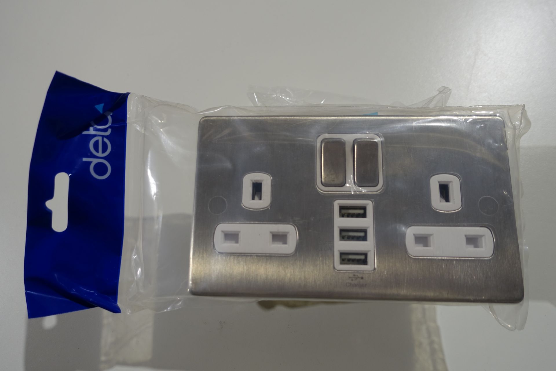 10 X DETA 8574SSW 13 Amp 2 Gang Switched Sockets with 2 X 1.0 A USB Sockets + 1 x 3.0 A USB Socket