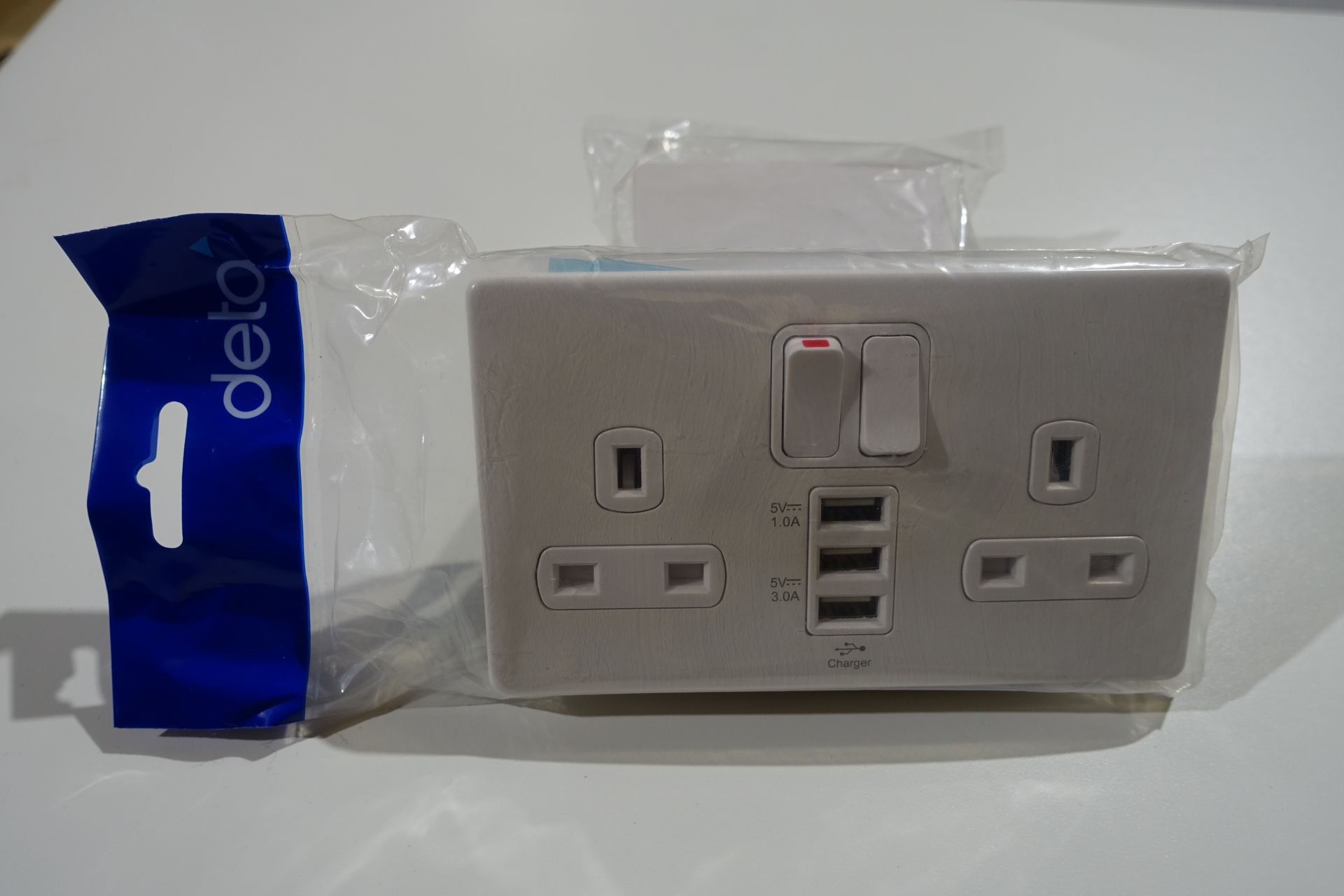 10 X DETA 8574WHW 13Amp 2 Gang Switched Sockets with 2 x 1.0 A USB Sockets + 1 x 3.0 A USB Socket