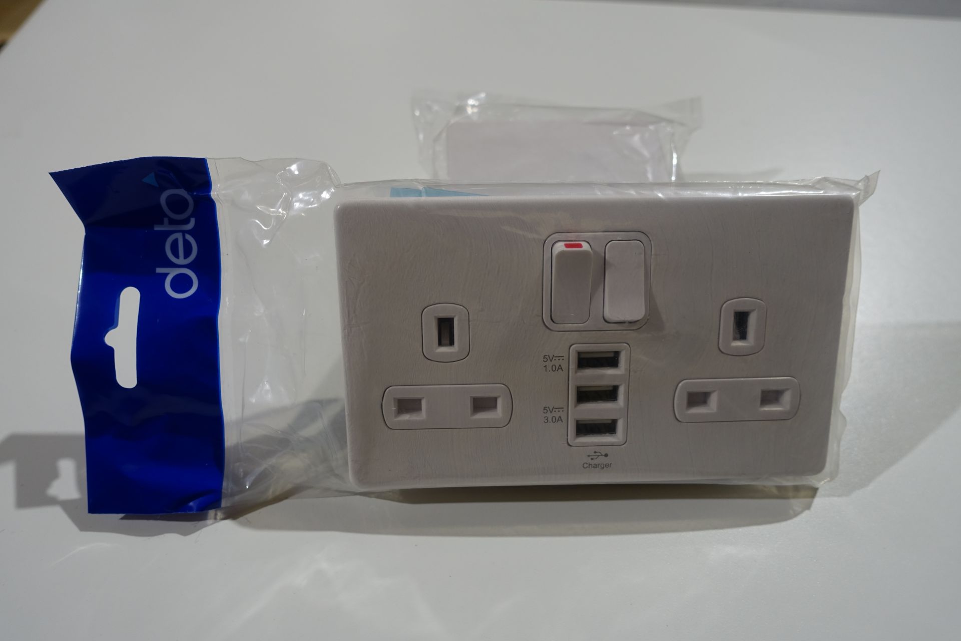 10 X DETA 8574WHW 13Amp 2 Gang Switched Sockets with 2 x 1.0 A USB Sockets + 1 x 3.0 A USB Socket