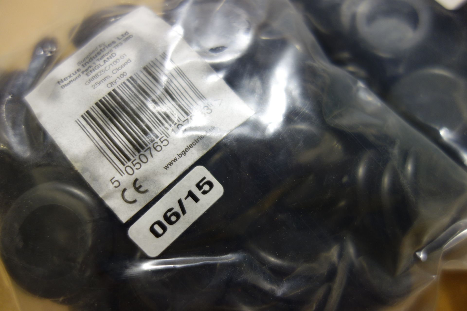 40 x Packs of British General 35489 25mm Closed Rubber Grommets 200 Per Pack Black