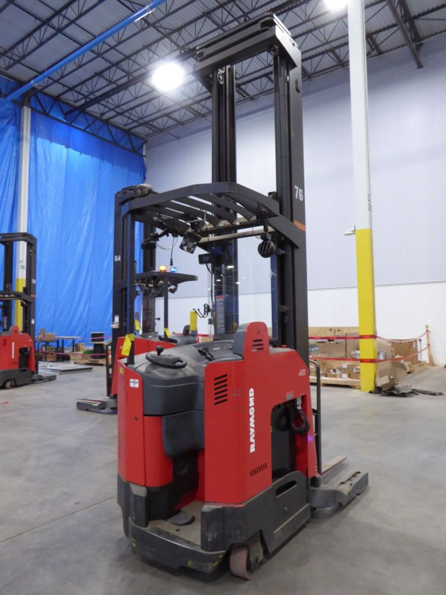 Raymond 7500 Universal Stance Reach Forklift - Image 4 of 10