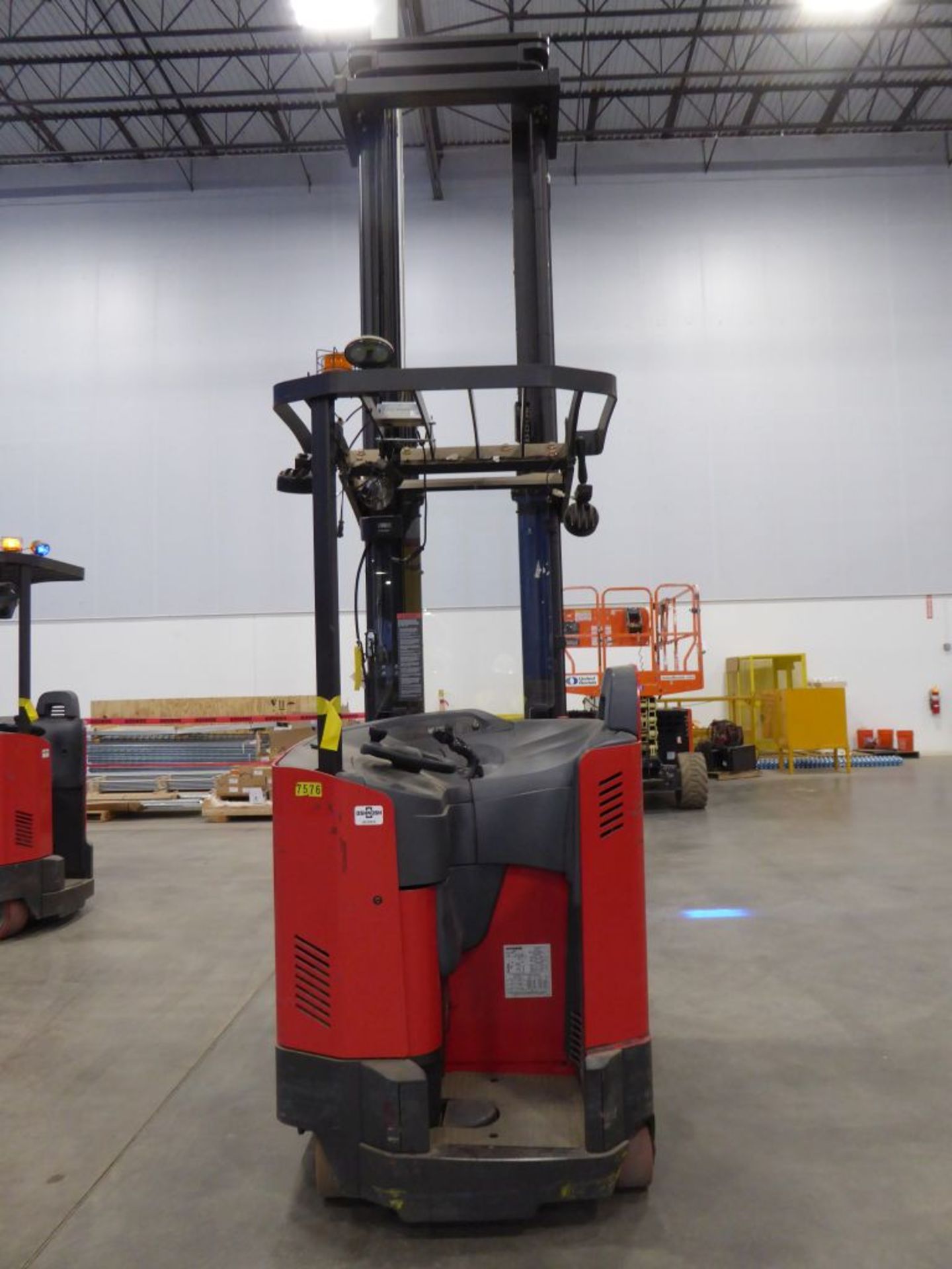 Raymond 7500 Universal Stance Reach Forklift - Image 5 of 10