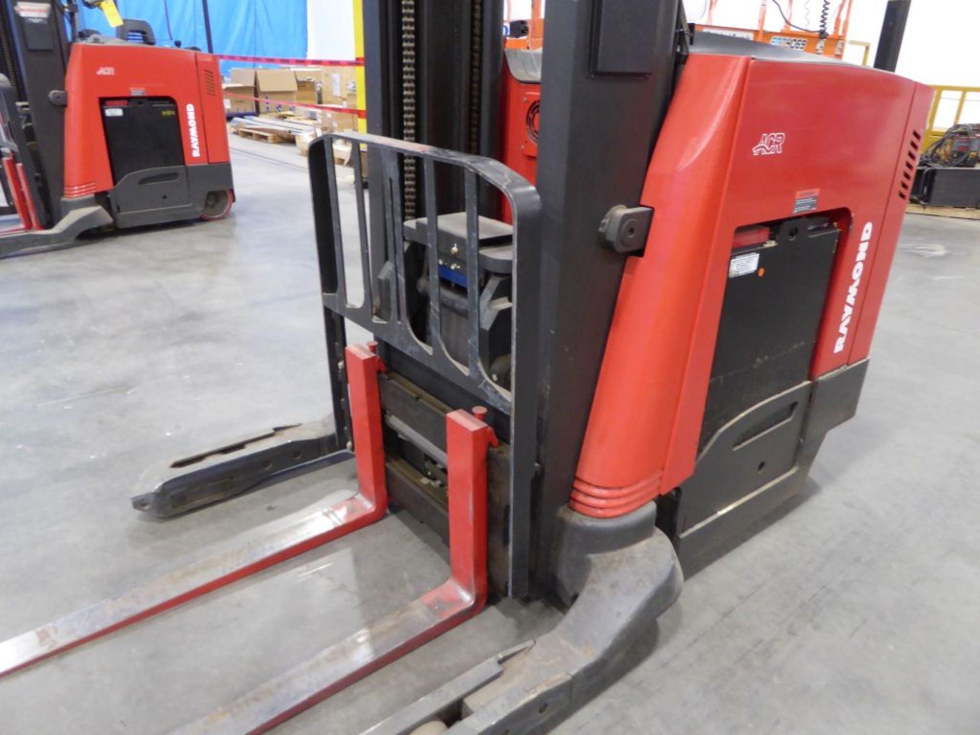 Raymond 7500 Universal Stance Reach Forklift - Image 5 of 9
