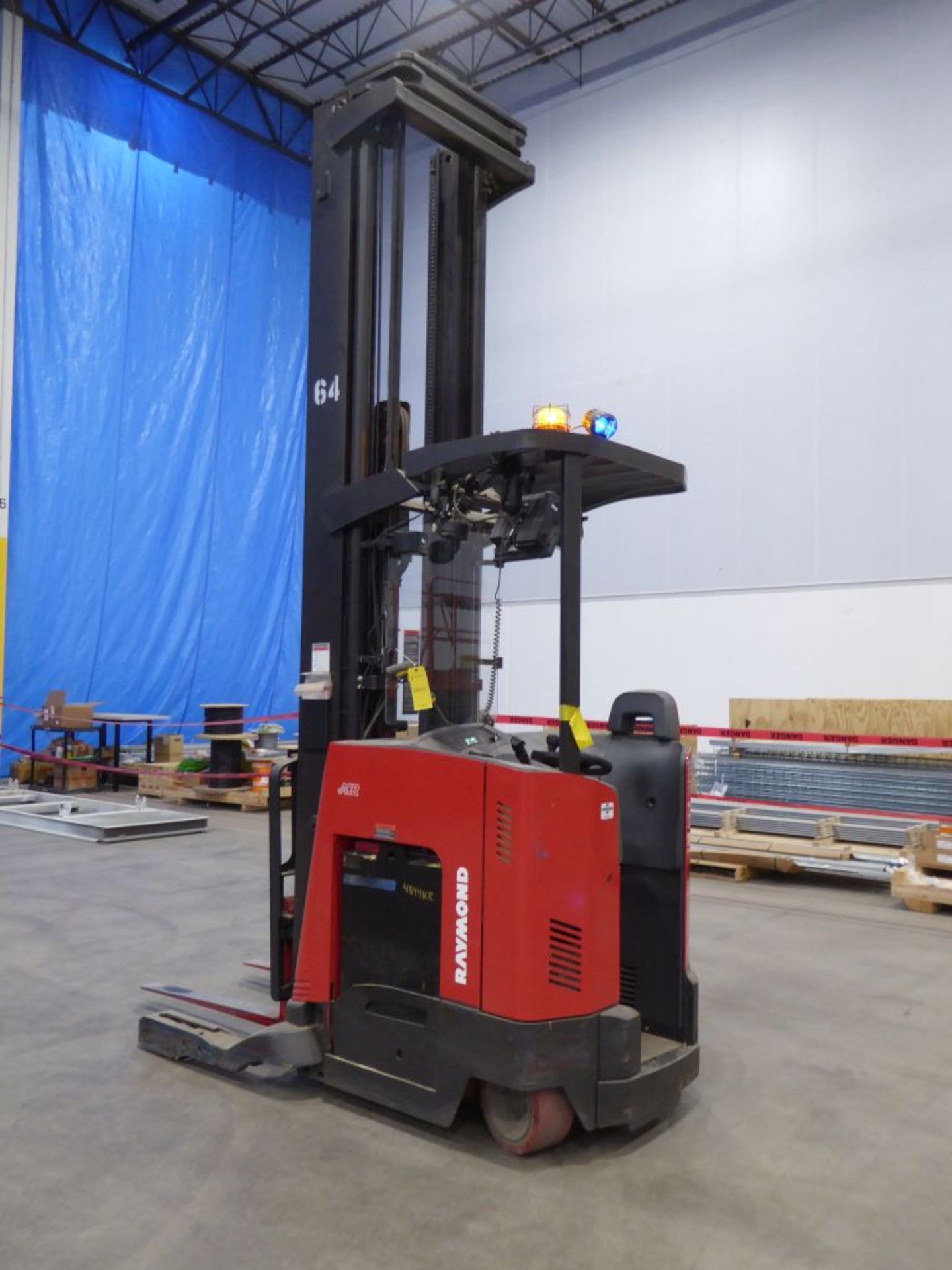 Raymond 7500 Universal Stance Reach Forklift - Image 2 of 9