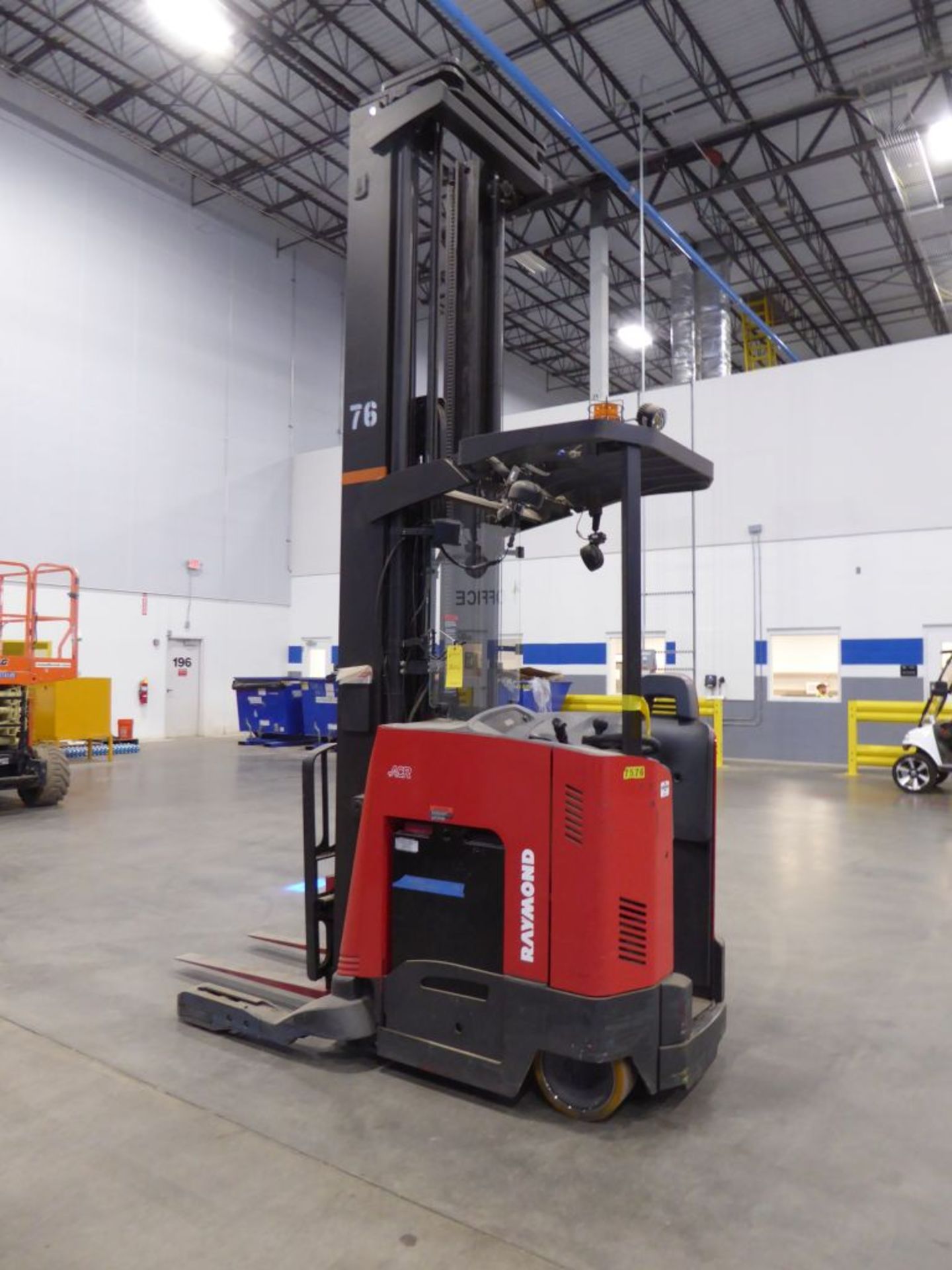 Raymond 7500 Universal Stance Reach Forklift