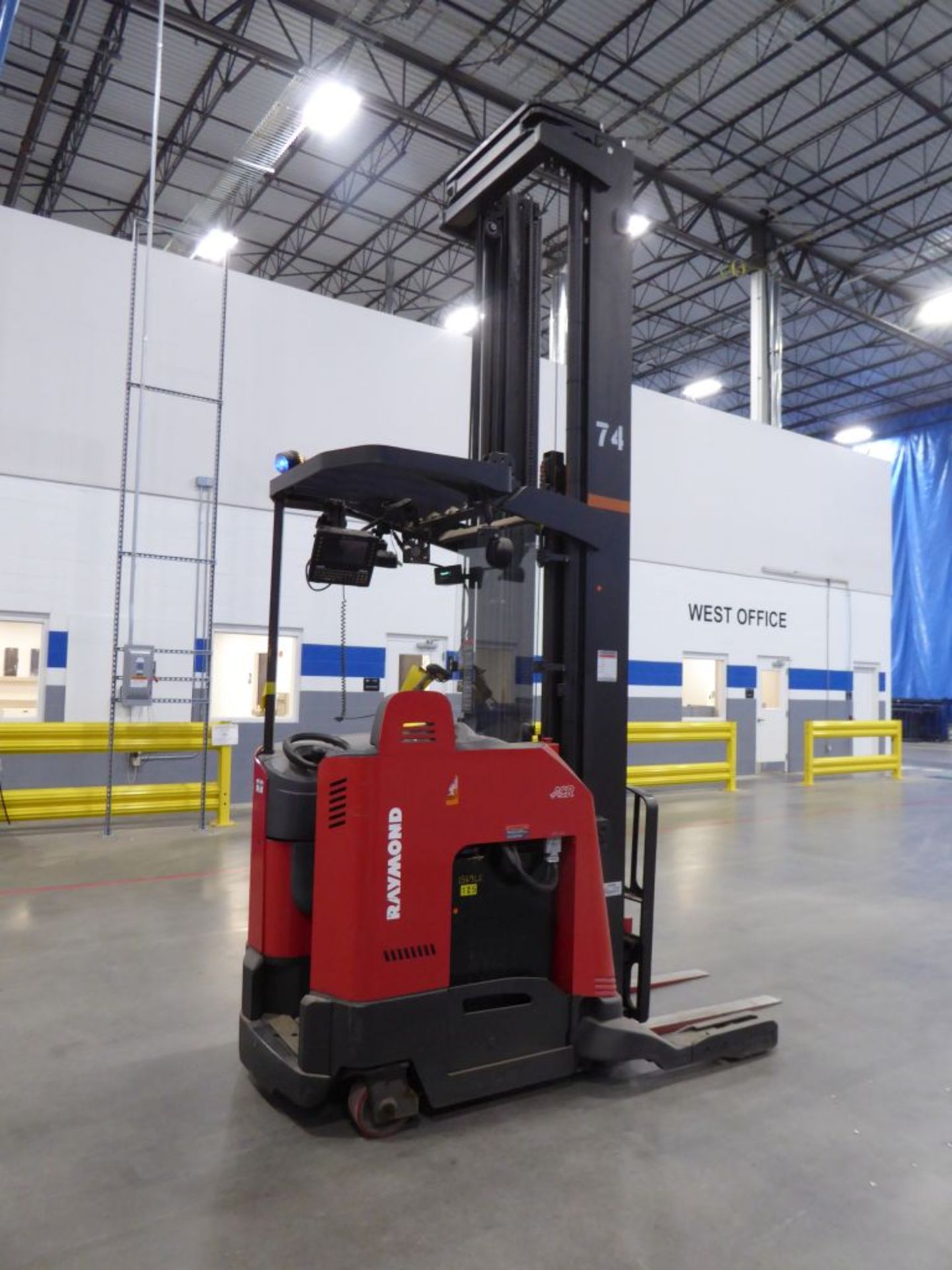 Raymond 7500 Universal Stance Reach Forklift - Image 4 of 9
