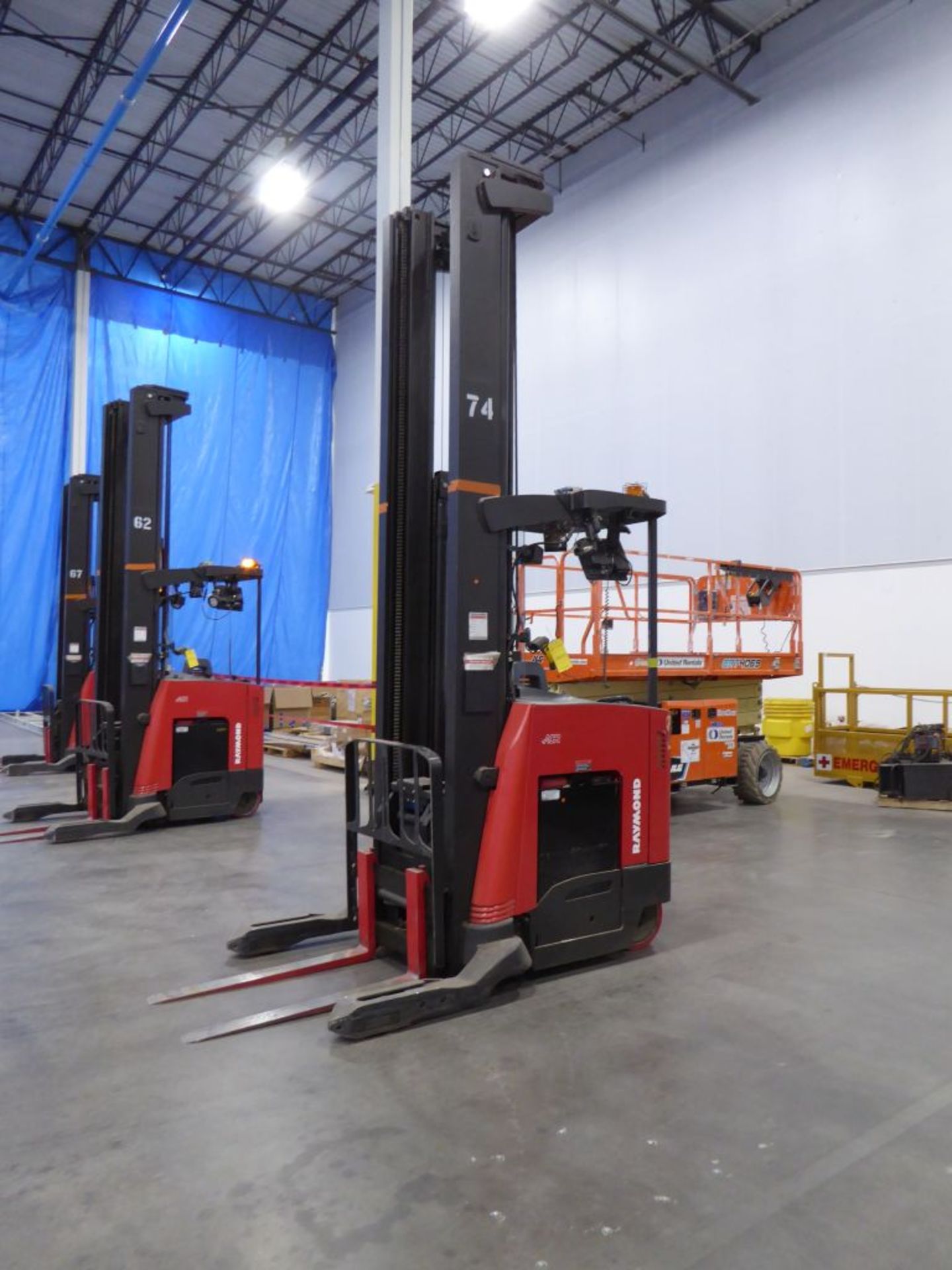Raymond 7500 Universal Stance Reach Forklift - Image 3 of 9