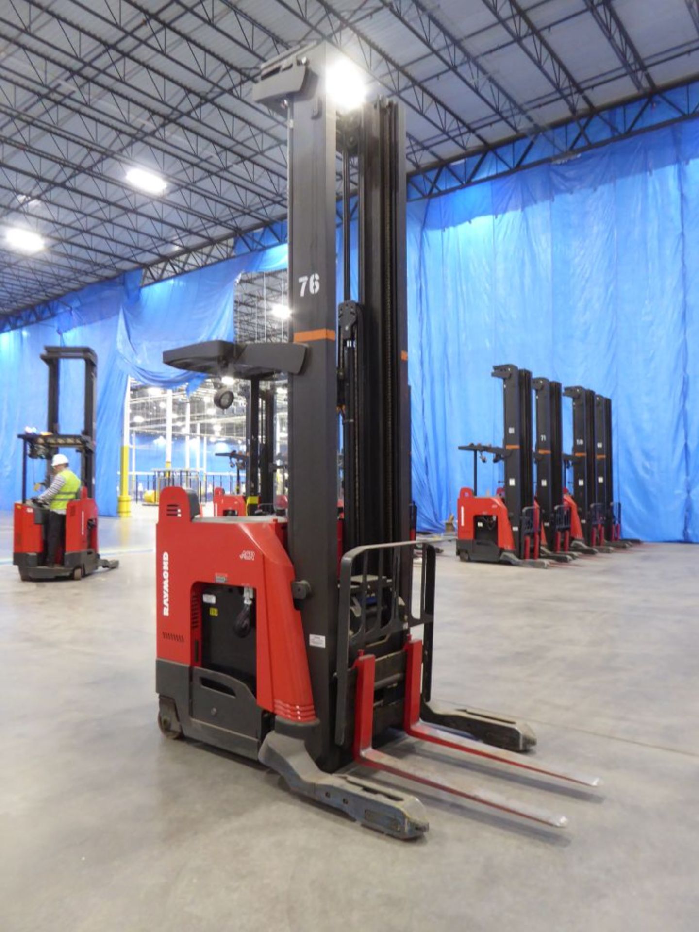 Raymond 7500 Universal Stance Reach Forklift - Image 3 of 10