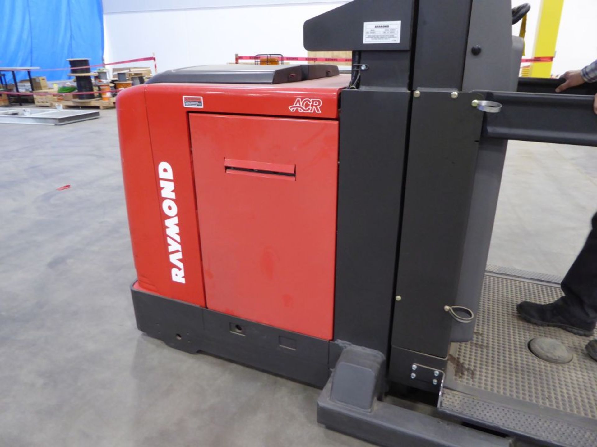 Raymond 5600 Order Picker Forklift - Image 4 of 9