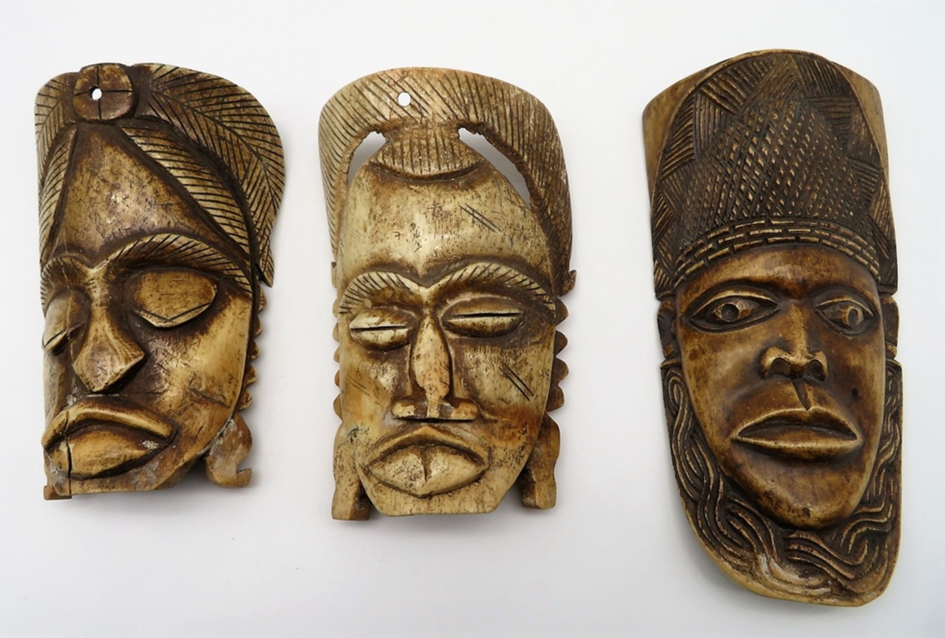 3 Wandmasken, Afrika, Bein geschnitzt, 17 x 12,5 x 5 cm.