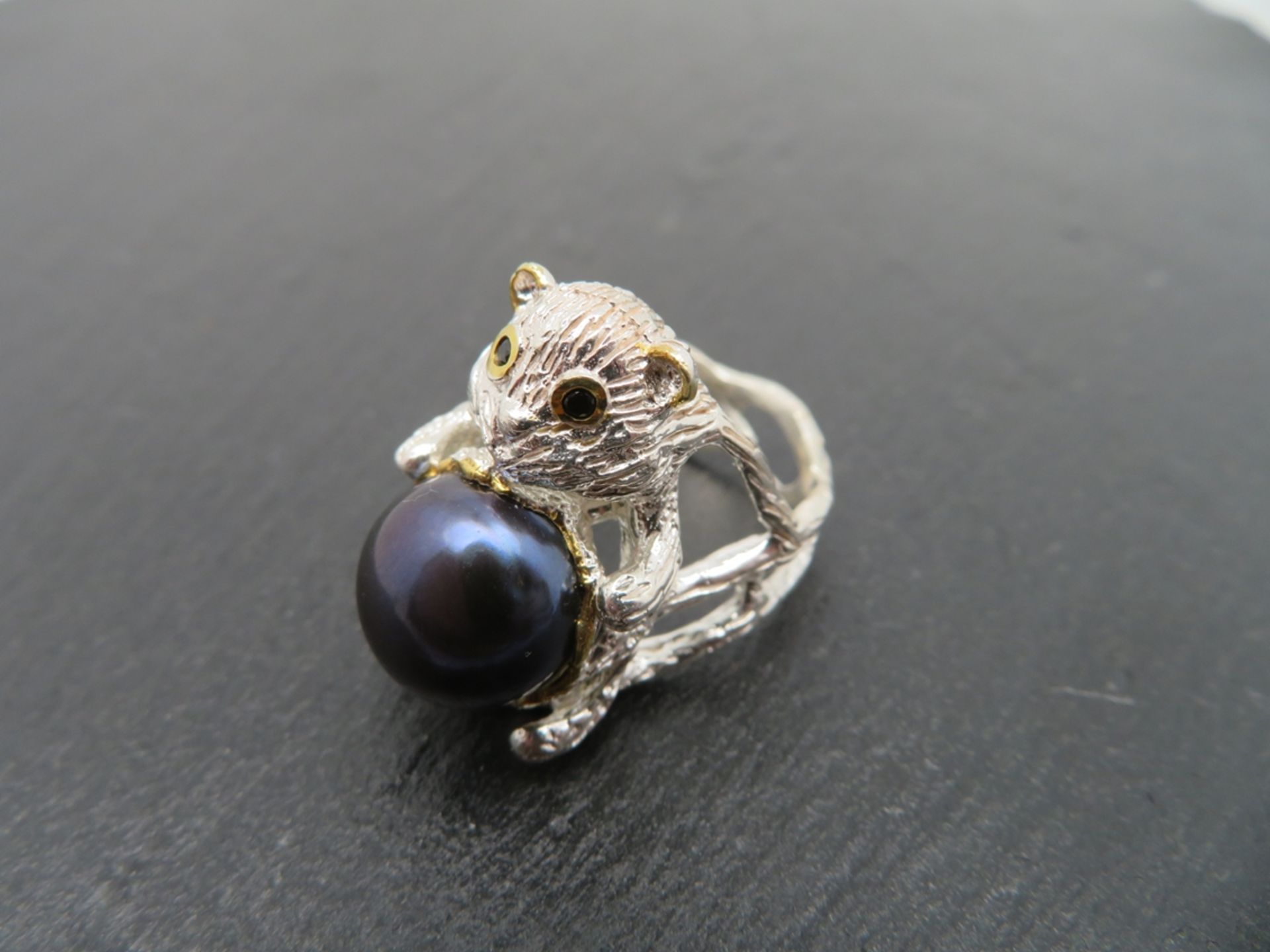 Designer Ring mit plastisch gestaltetem Hamster, Tahitiperle umfassend, Augen 2 facettierte Saphire