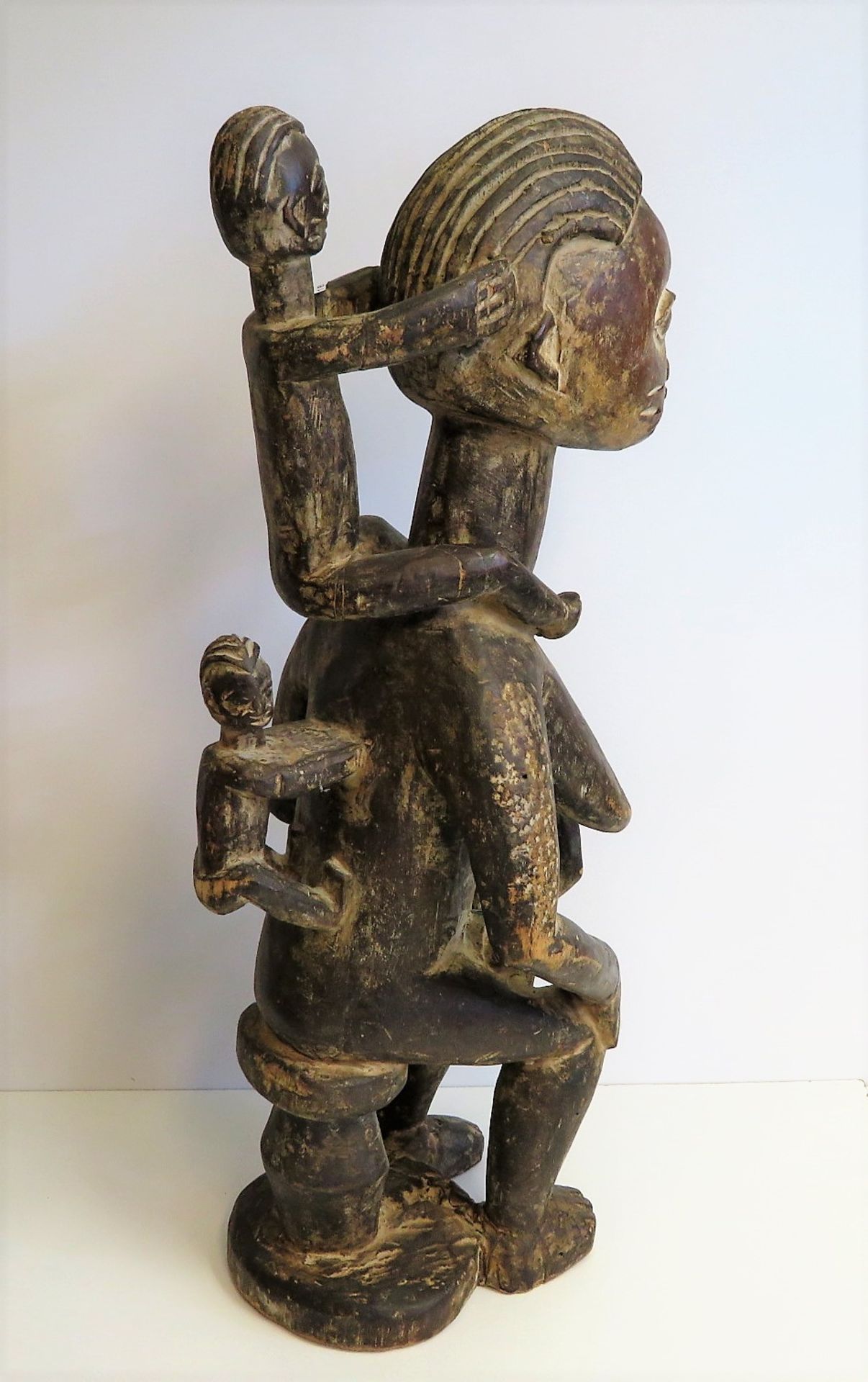 Fruchtbarkeitsfigur, Mutter mit drei Kindern, Afrika, Nigeria, Yoruba, Holz geschnitzt, h 70 cm, d  - Bild 2 aus 2